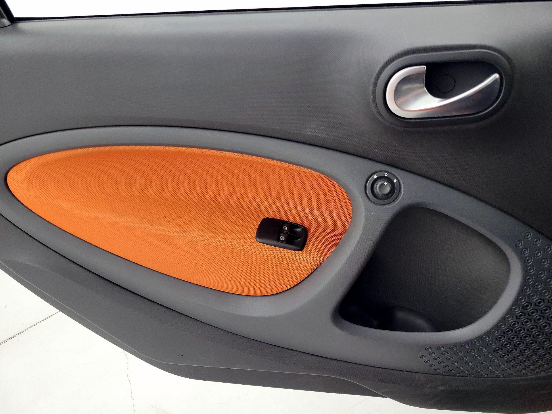 Thumbnail: 2016 smart fortwo - 12