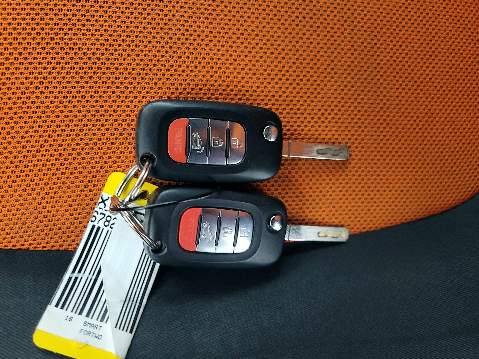 Thumbnail: 2016 smart fortwo - 20