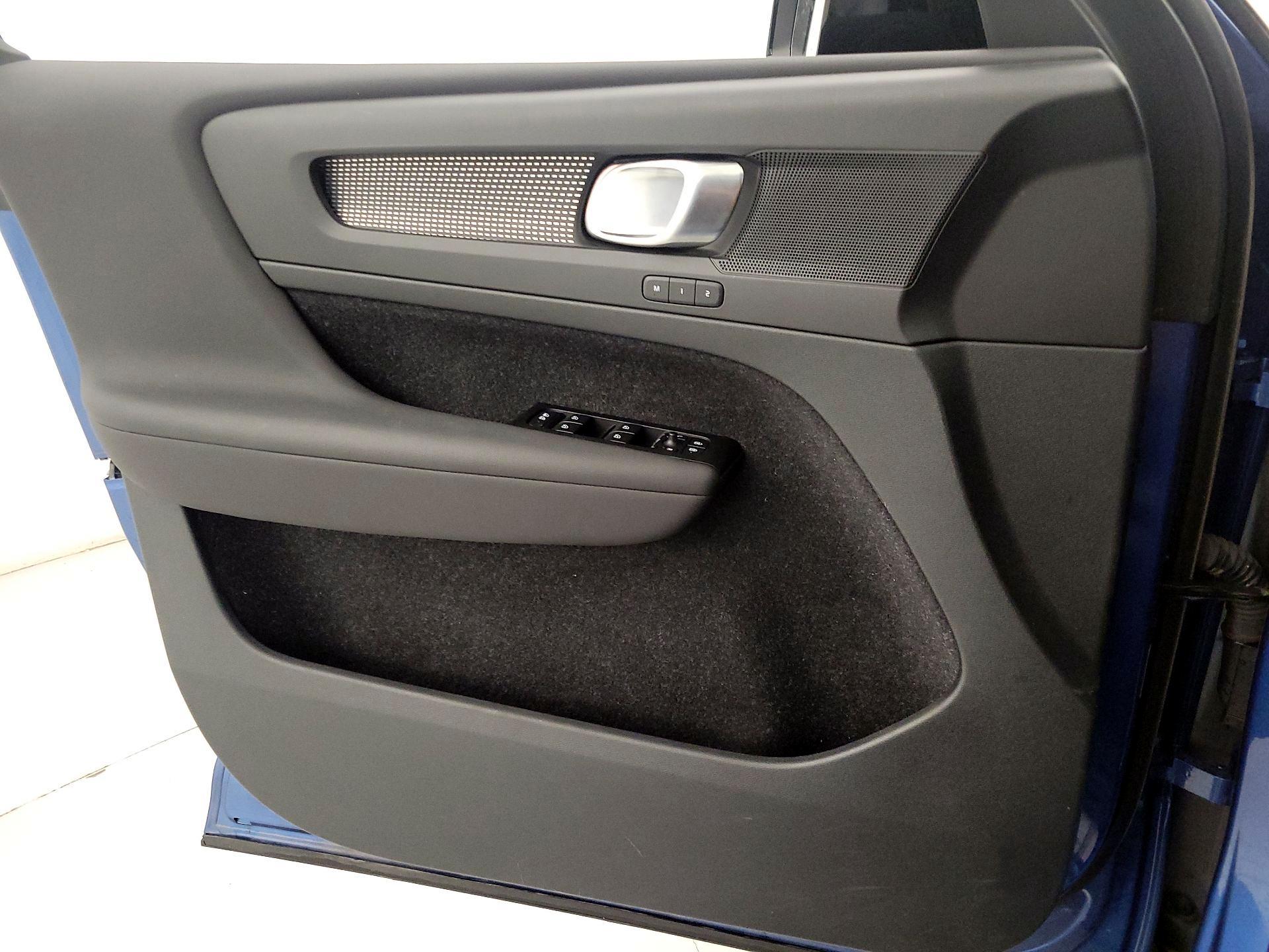 Thumbnail: 2021 Volvo XC40 - 12