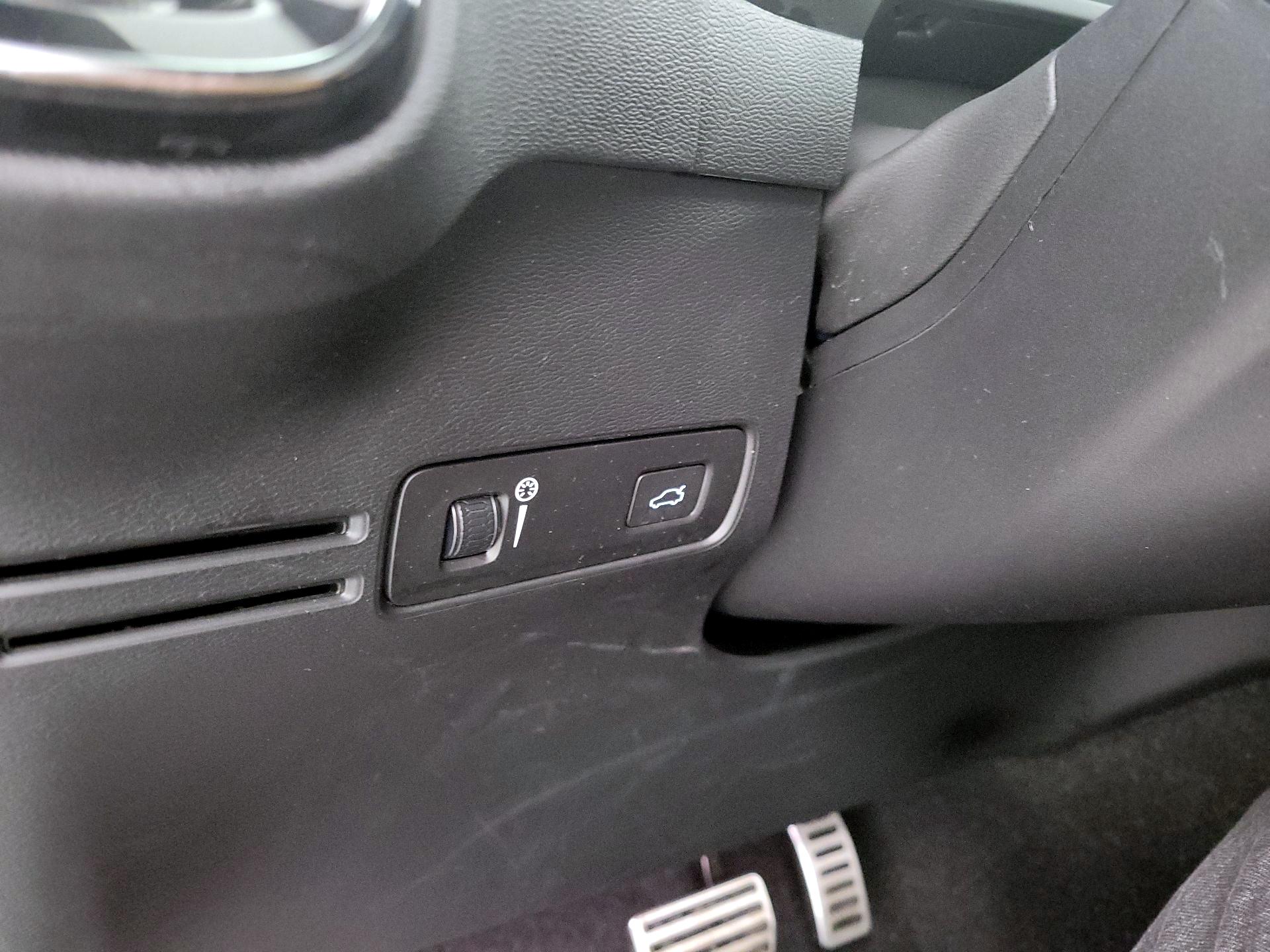 Thumbnail: 2021 Volvo XC40 - 13