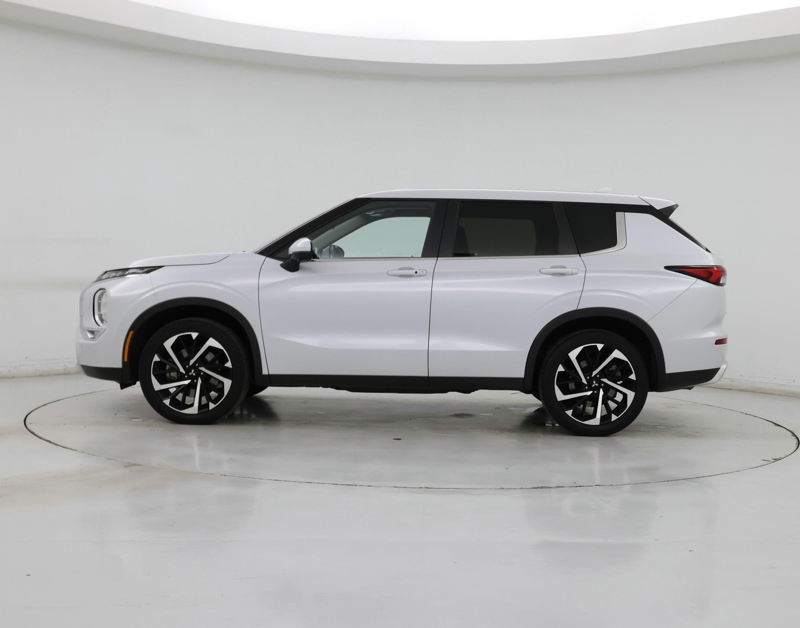 Thumbnail: 2024 Mitsubishi Outlander - 3
