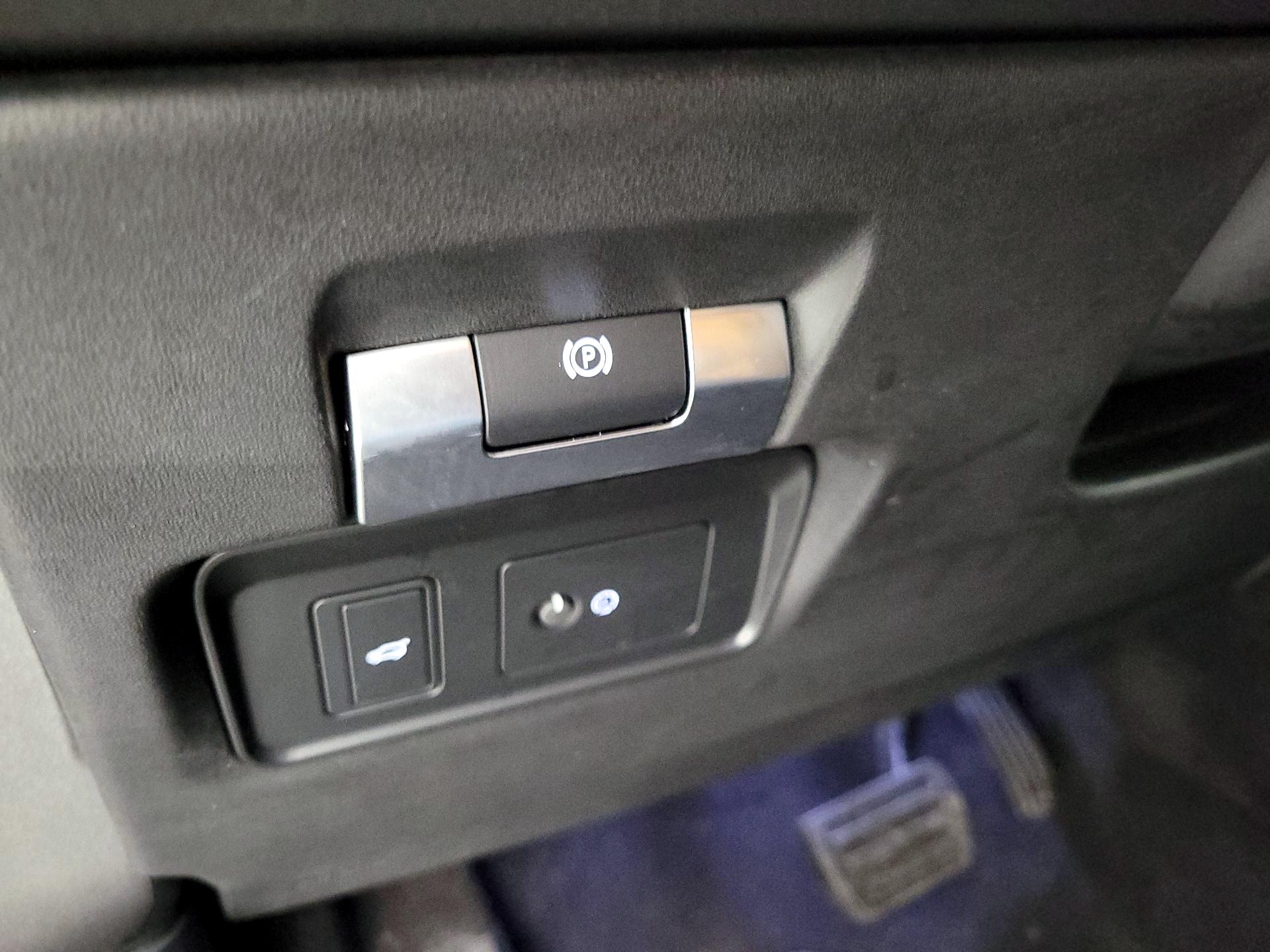 Thumbnail: 2021 Land Rover Discovery Sport - 13