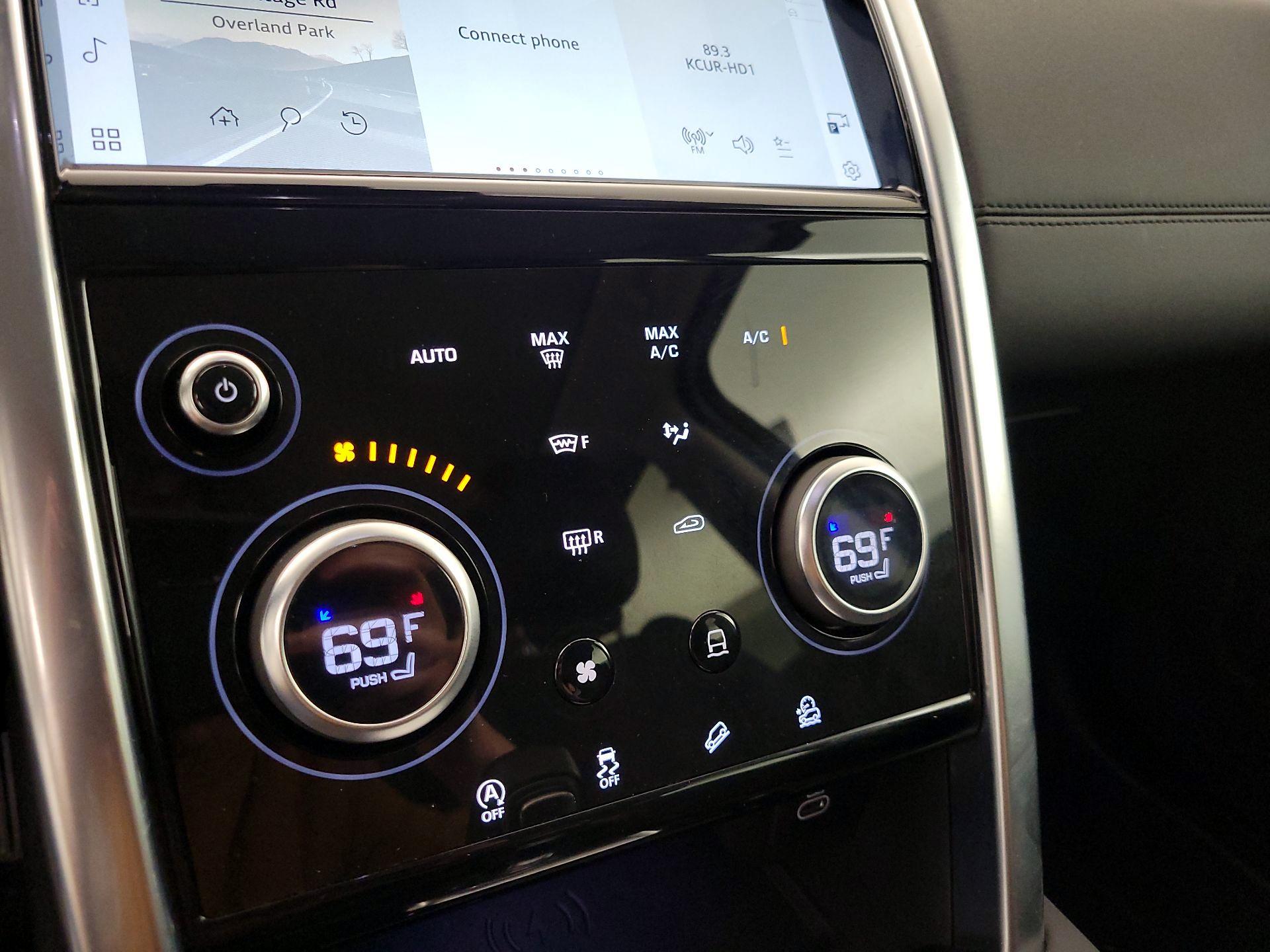 Thumbnail: 2021 Land Rover Discovery Sport - 17