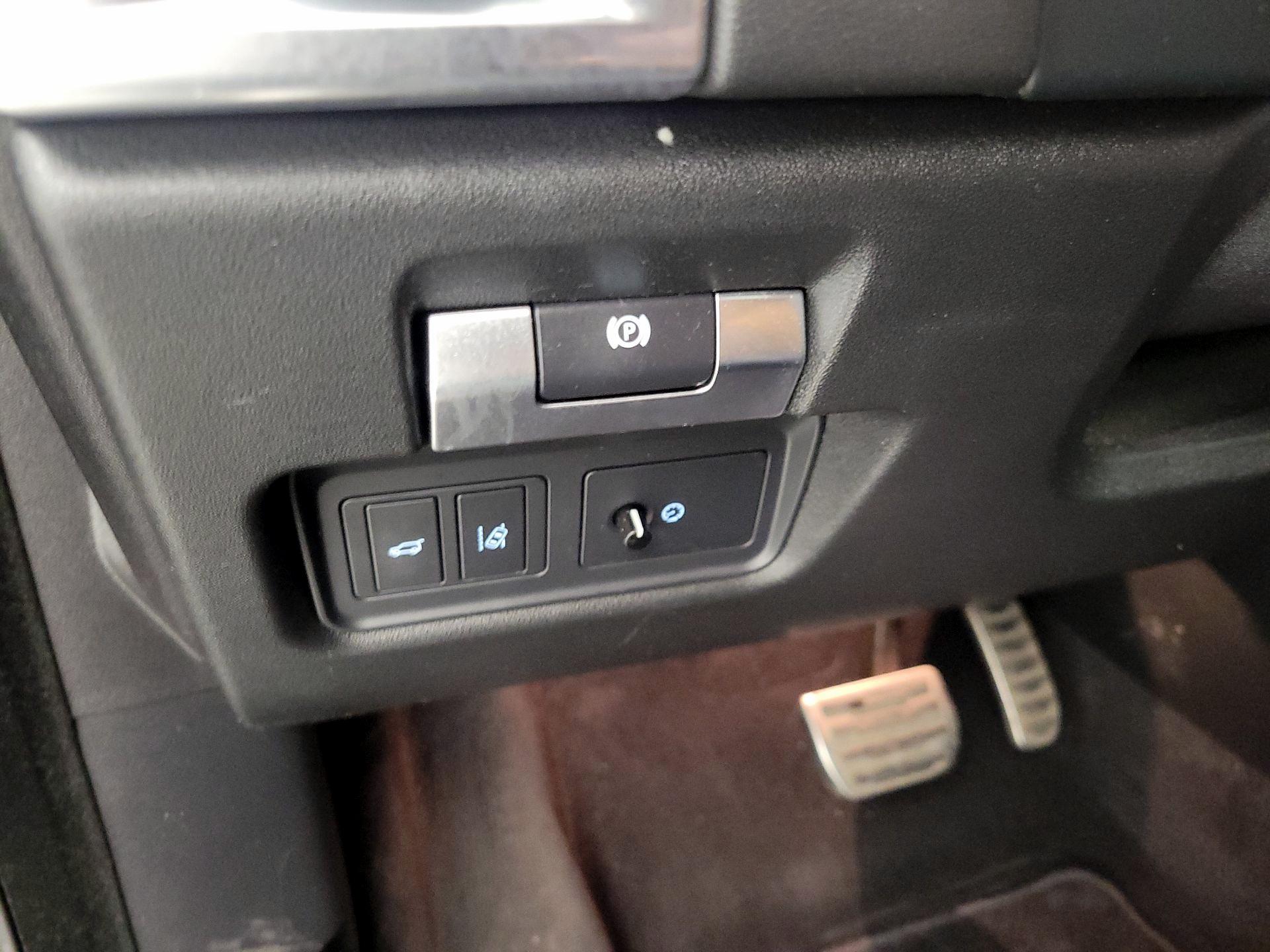 Thumbnail: 2018 Jaguar E-Pace - 13