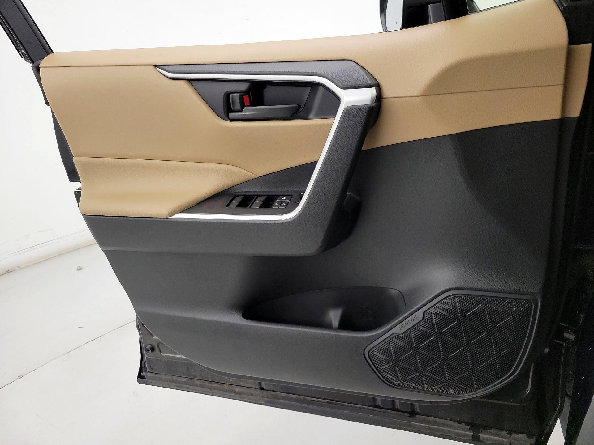 Thumbnail: 2020 Toyota RAV4 - 12