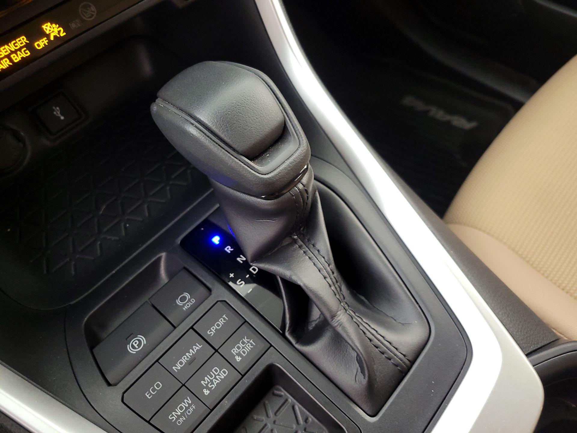 Thumbnail: 2020 Toyota RAV4 - 17