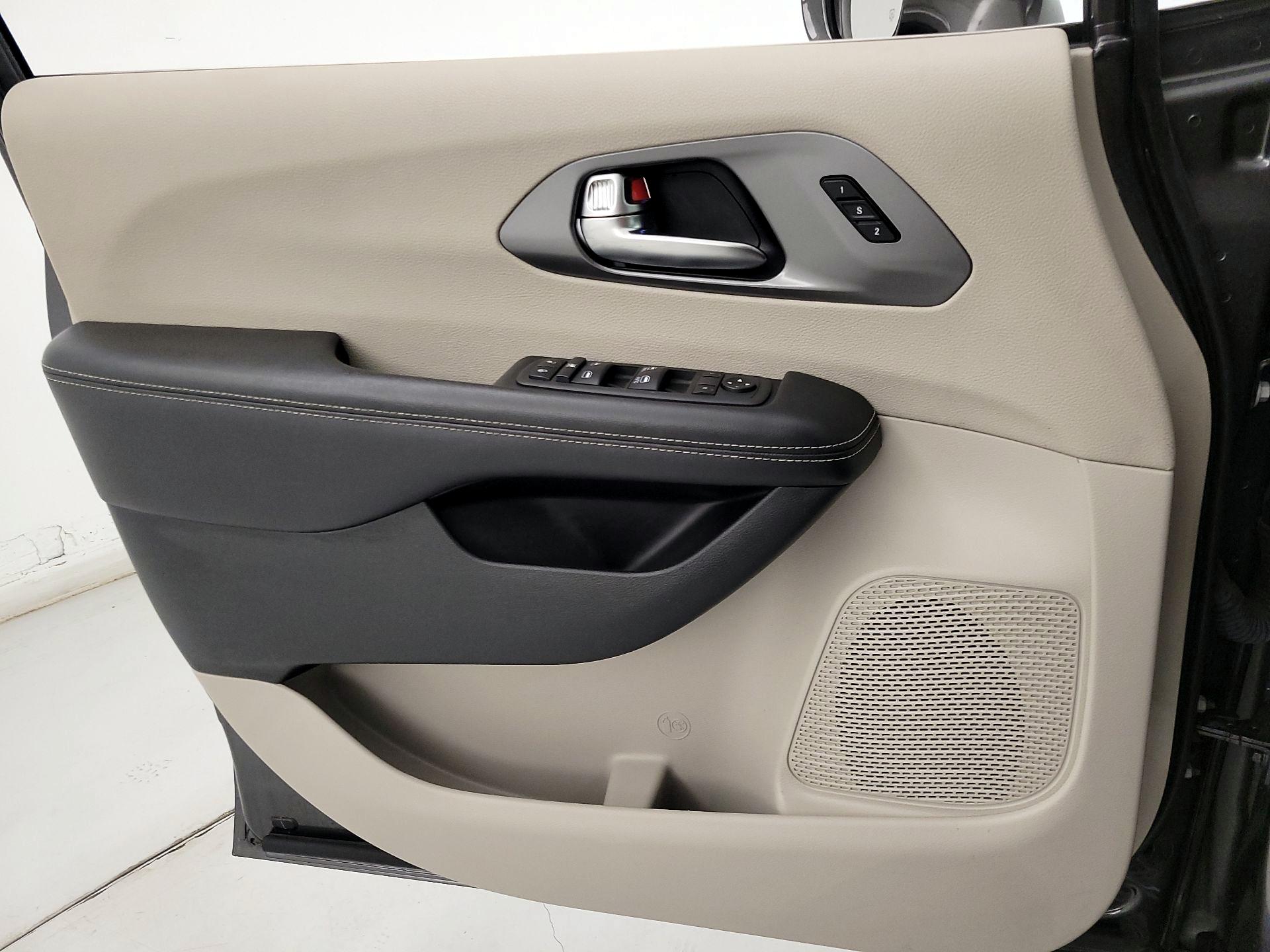 Thumbnail: 2022 Chrysler Pacifica - 12