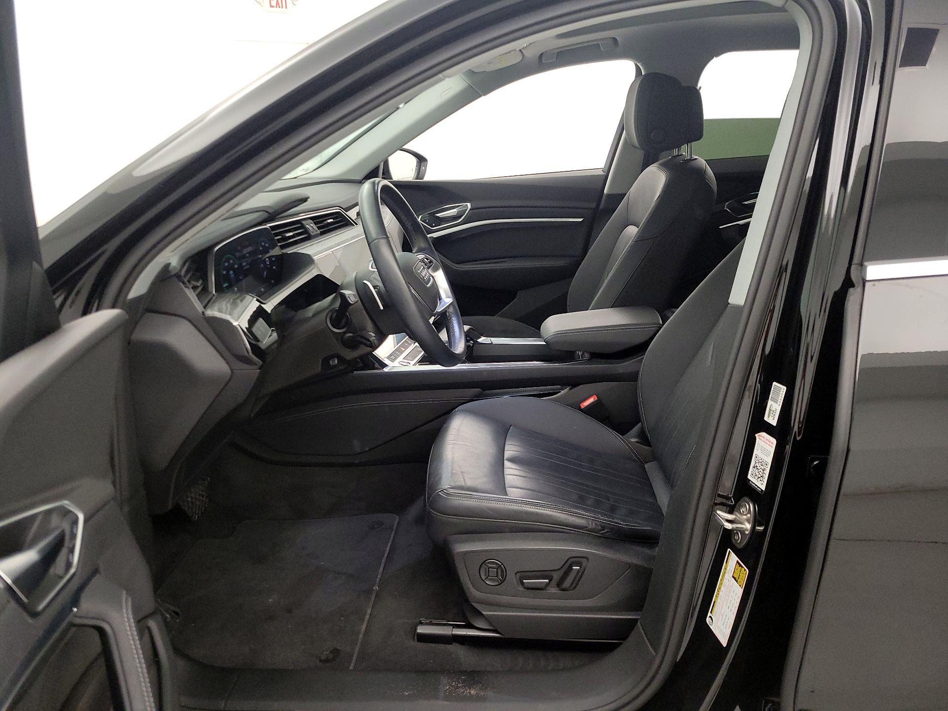 Thumbnail: 2022 Audi e-tron - 11