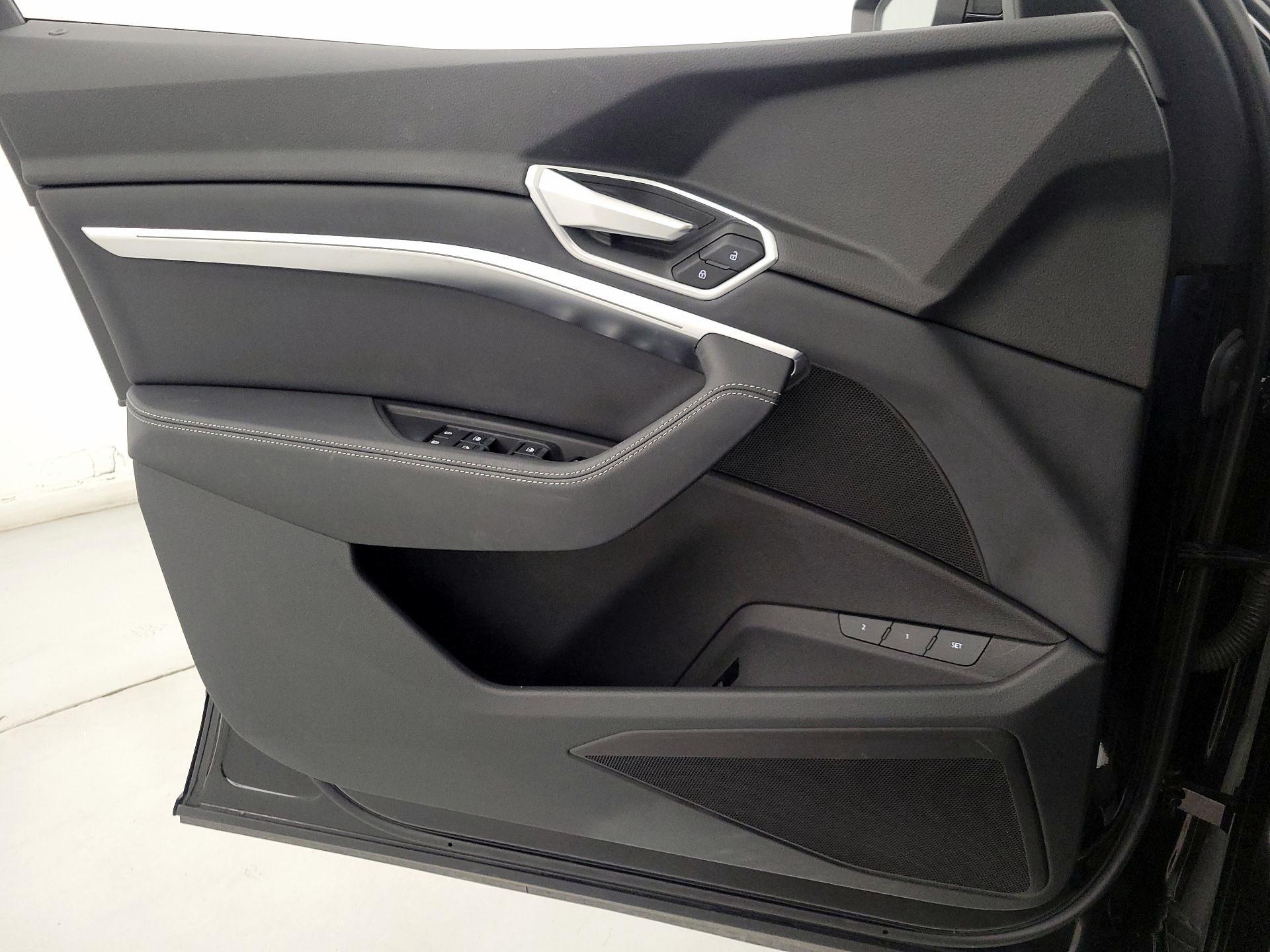 Thumbnail: 2022 Audi e-tron - 12