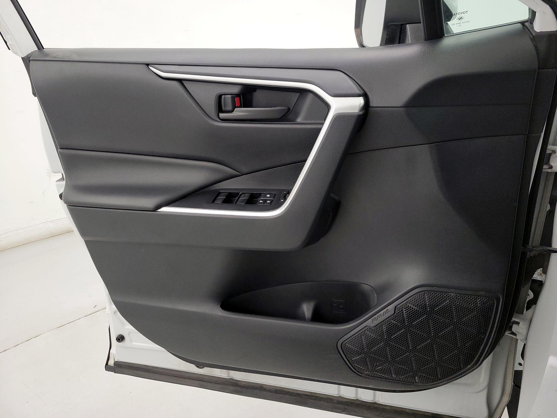 Thumbnail: 2019 Toyota RAV4 - 12