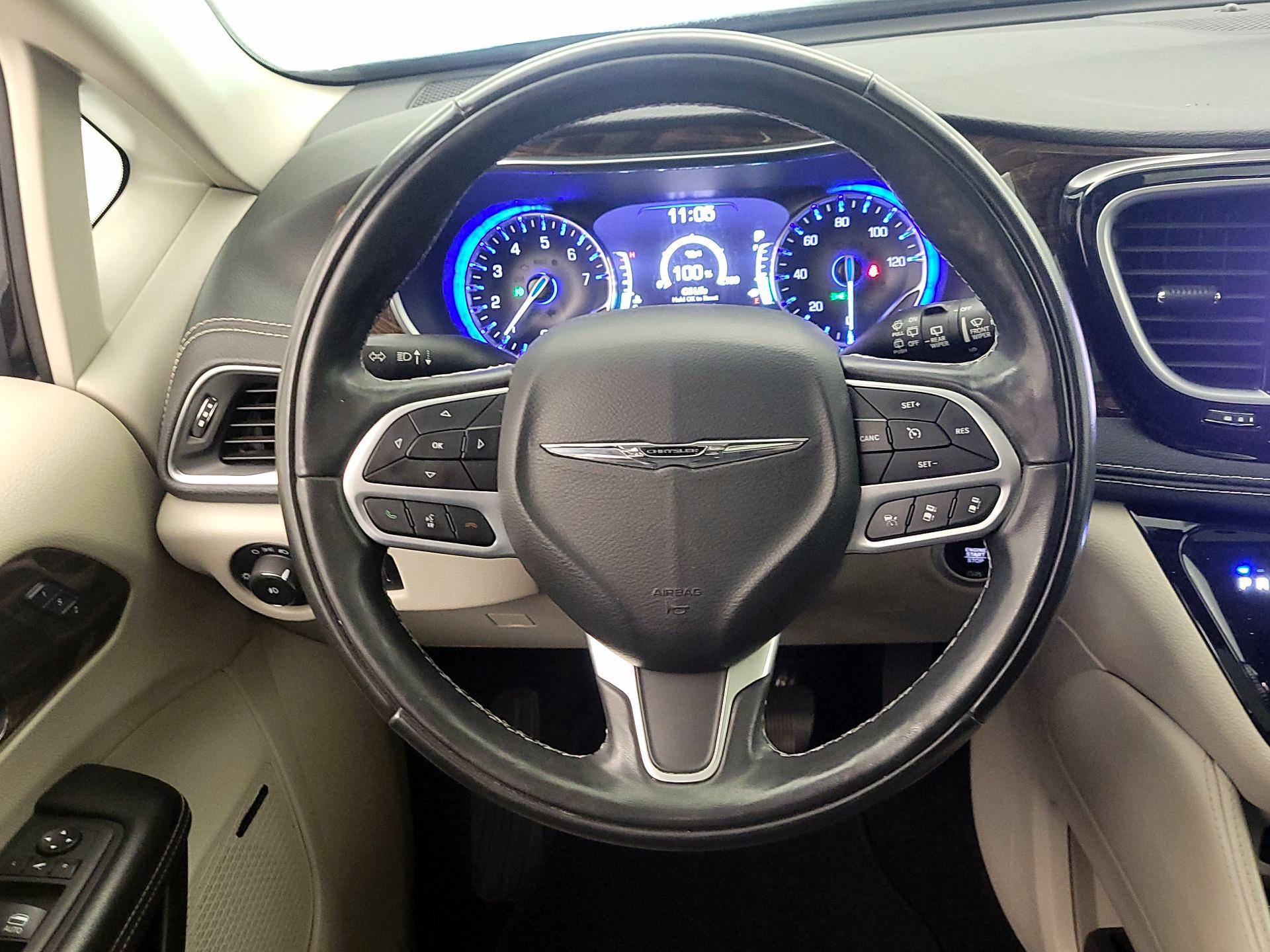 Thumbnail: 2022 Chrysler Pacifica - 10