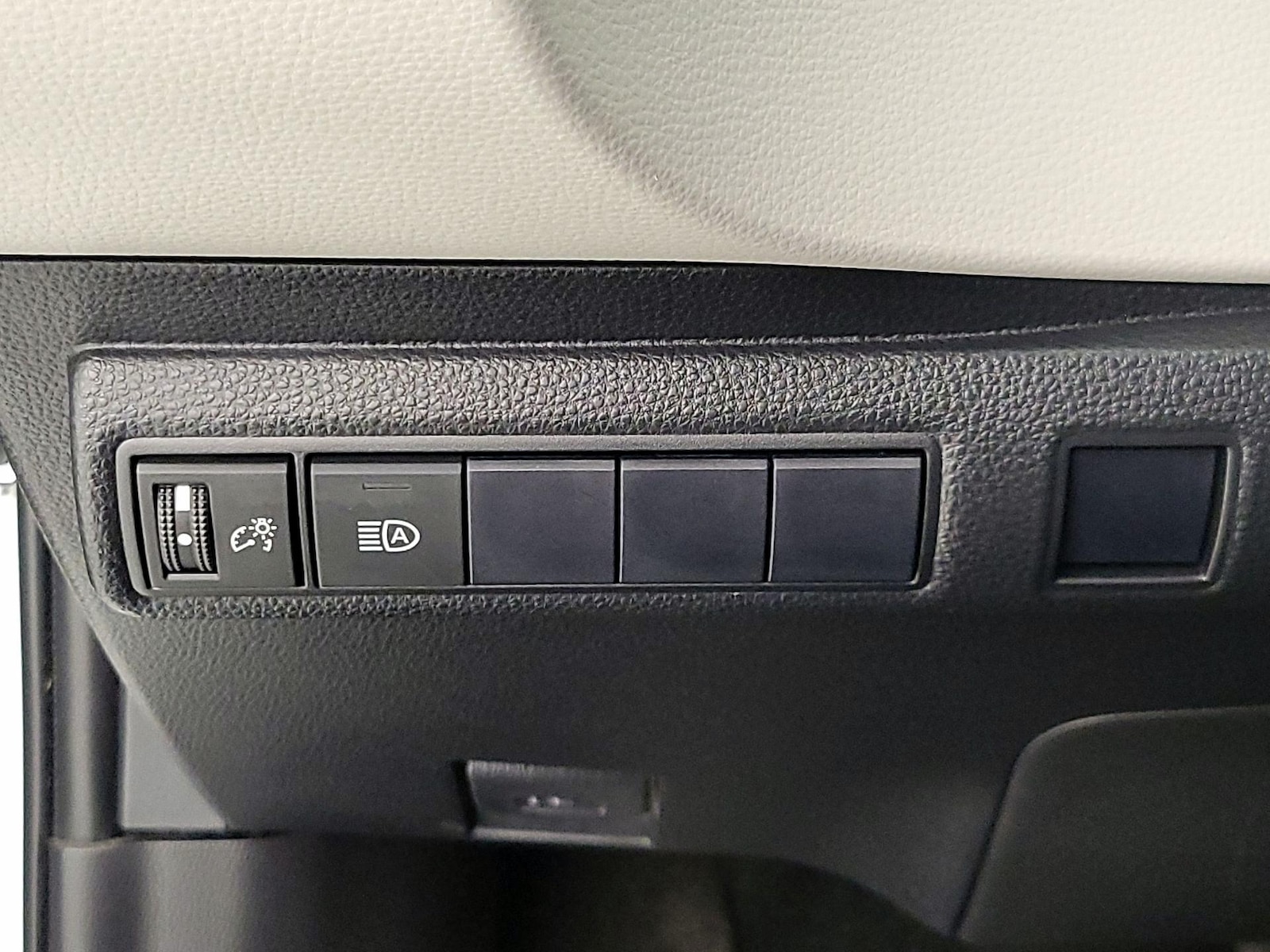 2021 Toyota Corolla LE - Photo 14