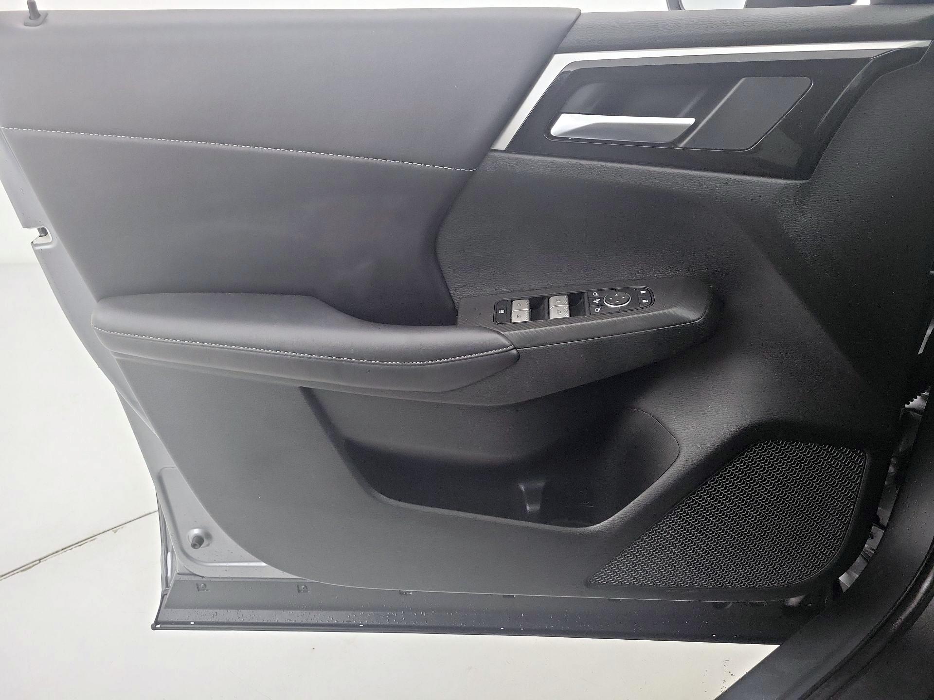 Thumbnail: 2024 Mitsubishi Outlander - 12