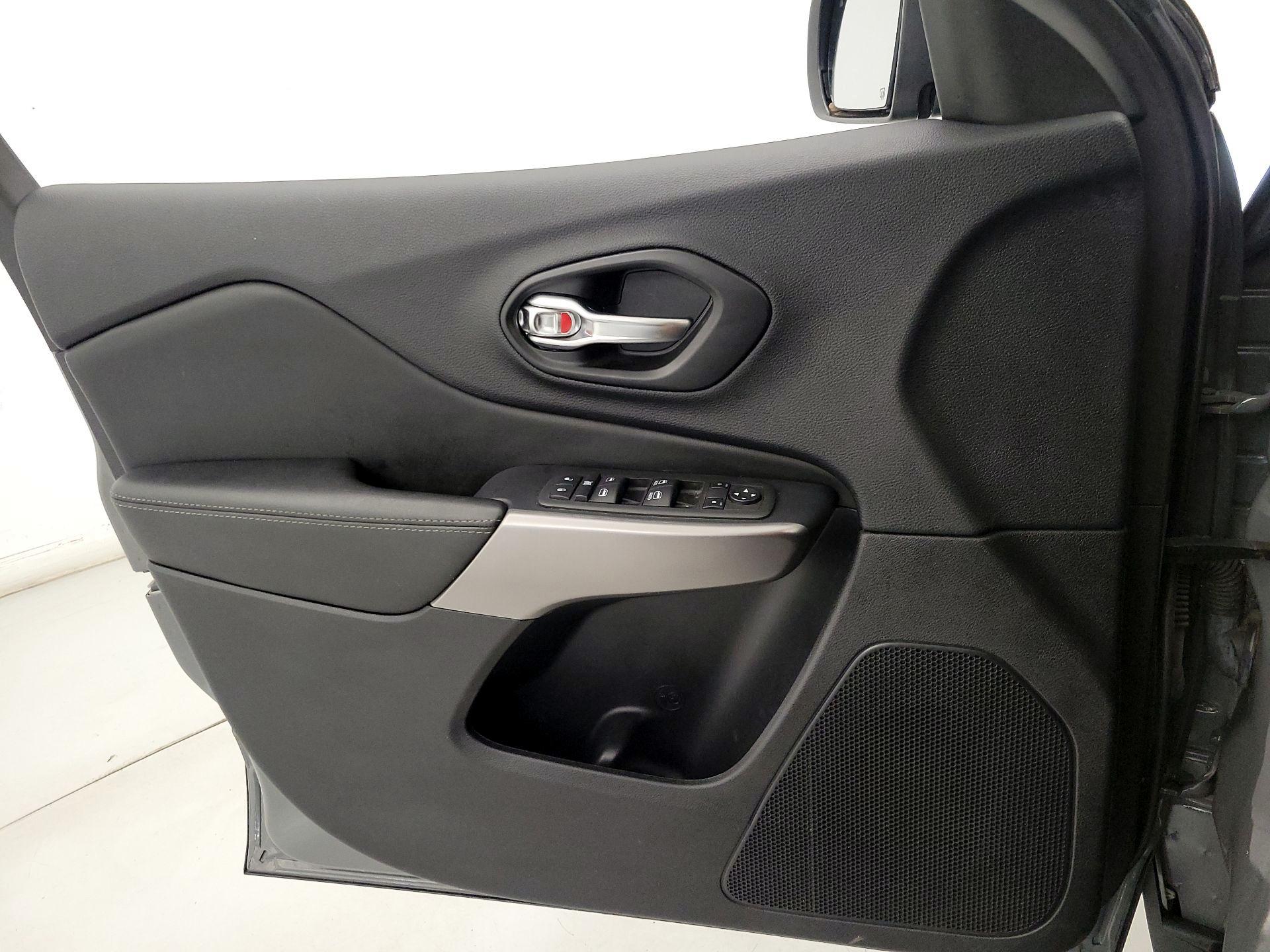 Thumbnail: 2022 Jeep Cherokee - 12