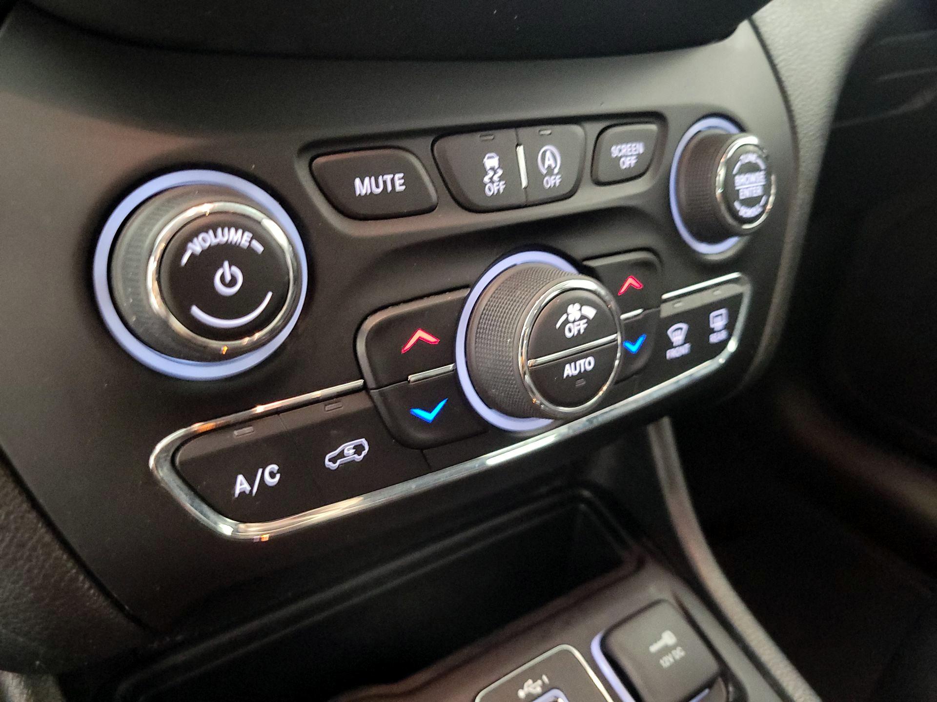 Thumbnail: 2022 Jeep Cherokee - 16