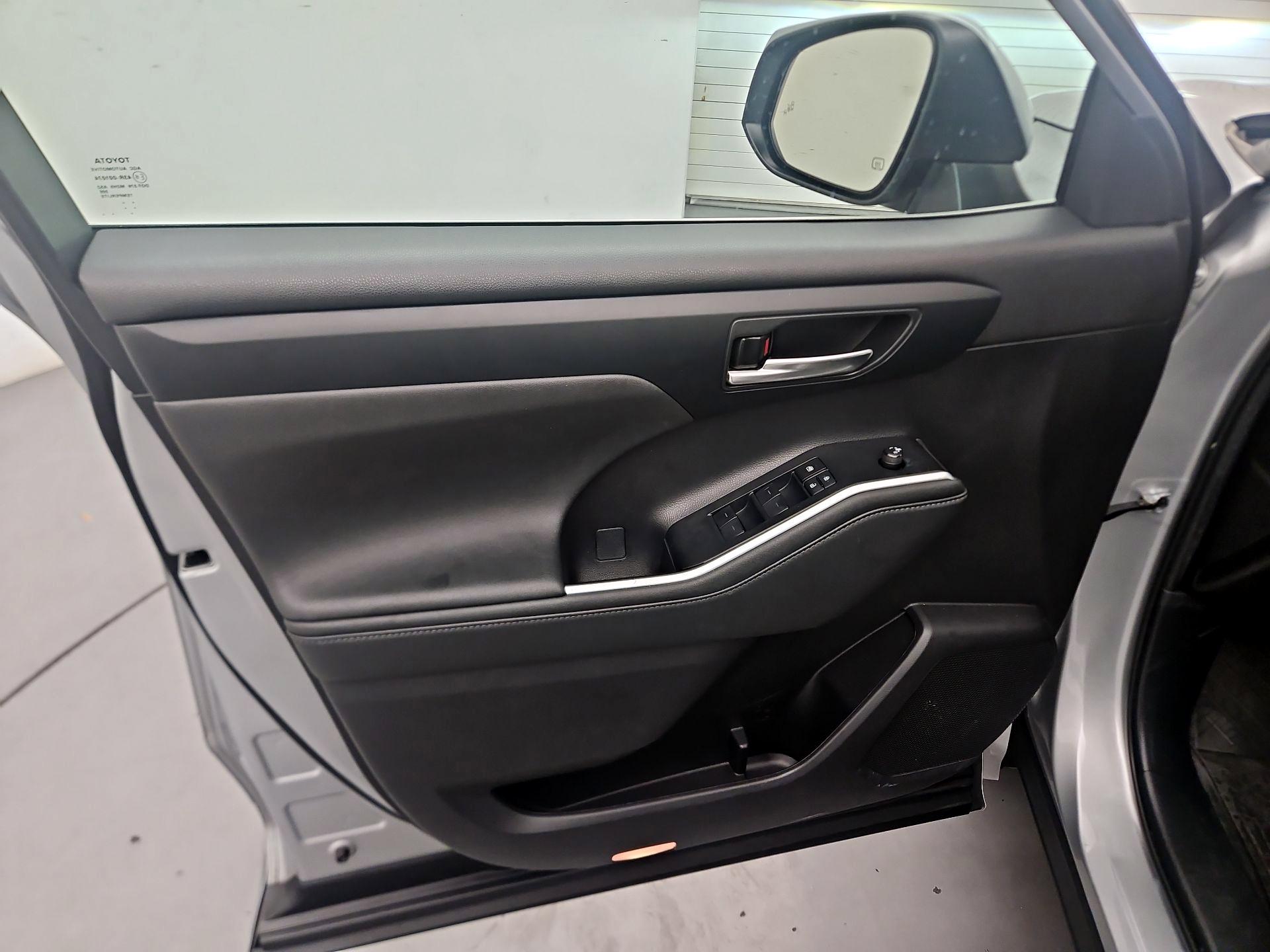 Thumbnail: 2023 Toyota Highlander - 12