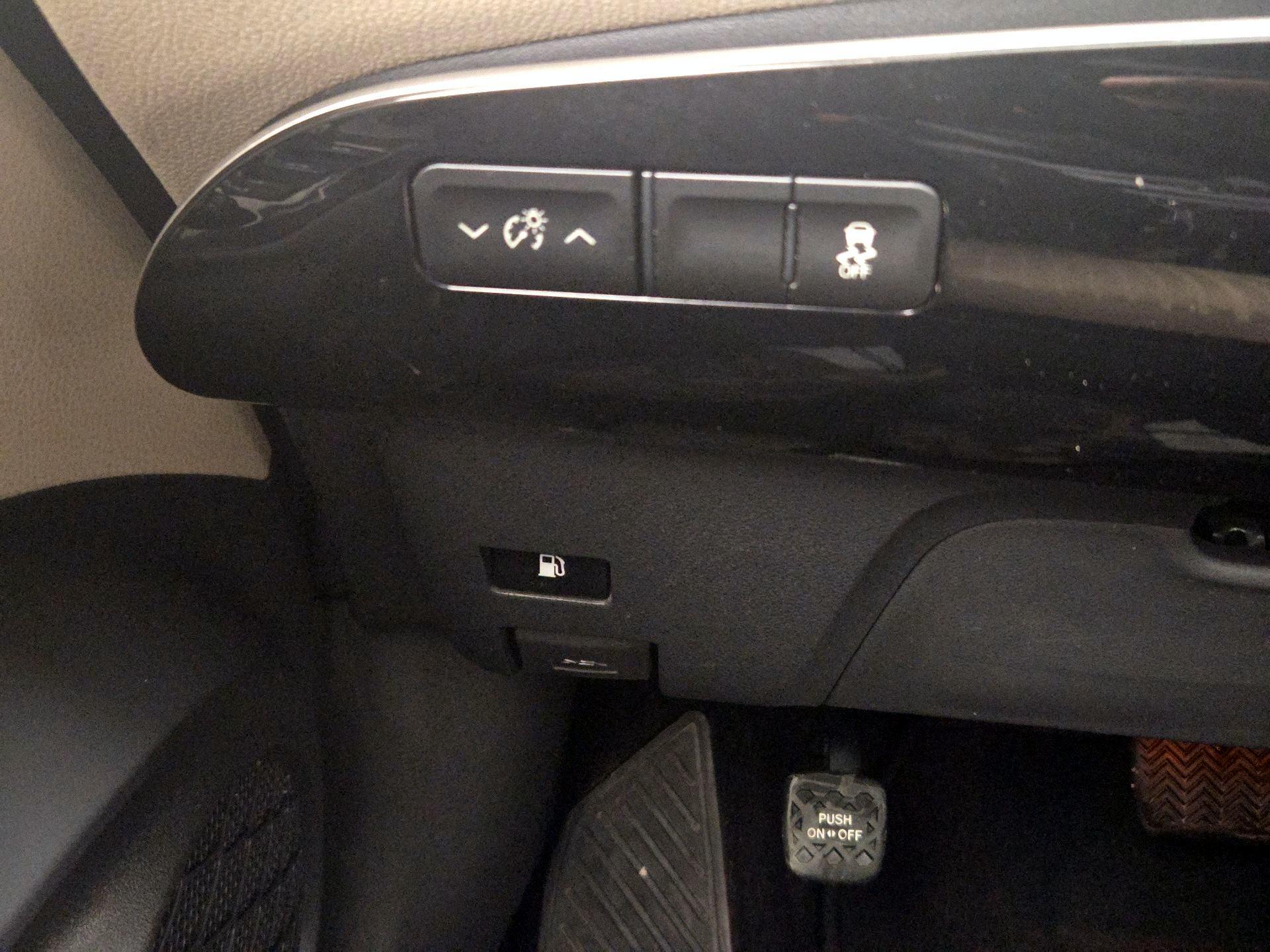 Thumbnail: 2016 Toyota Prius - 13