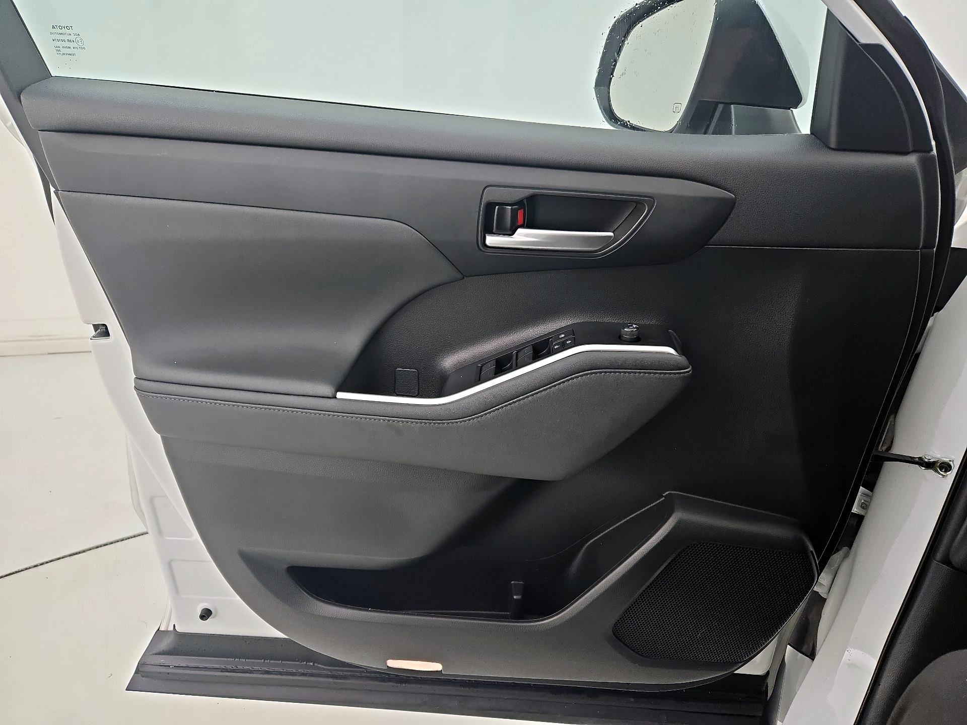 Thumbnail: 2023 Toyota Highlander - 12