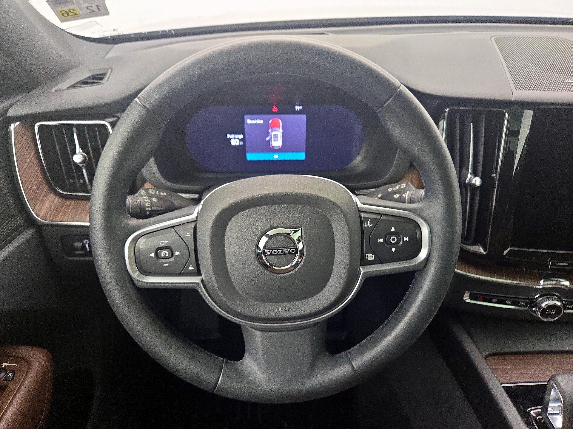 Thumbnail: 2022 Volvo XC60 - 10