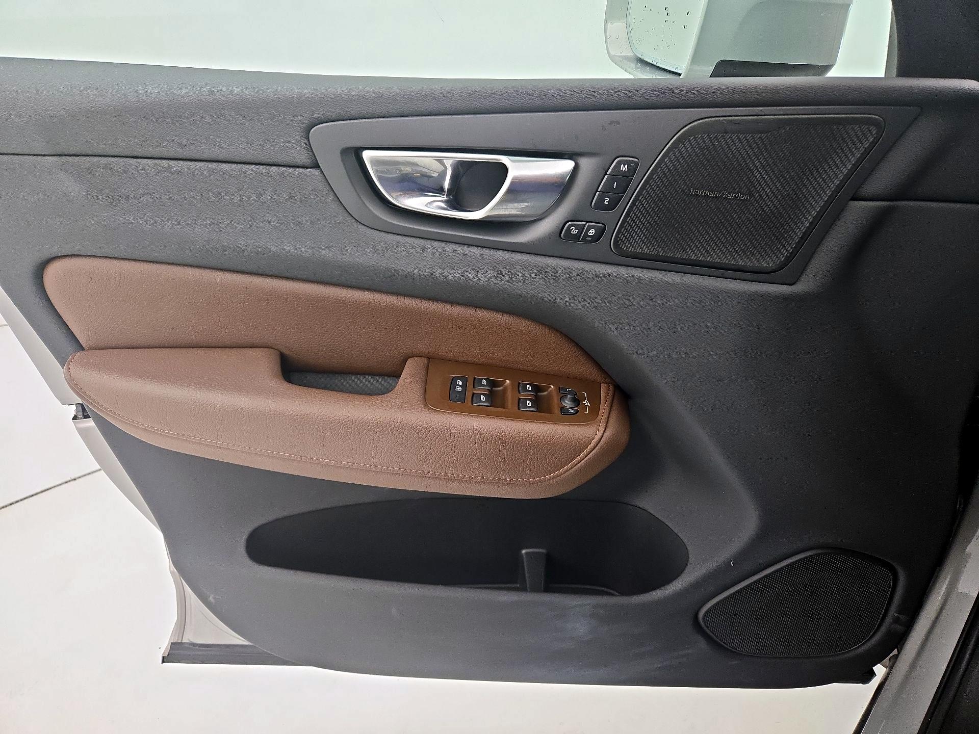 Thumbnail: 2022 Volvo XC60 - 12