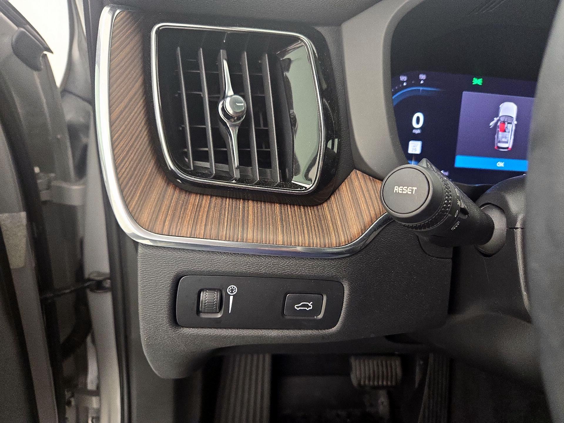 Thumbnail: 2022 Volvo XC60 - 13