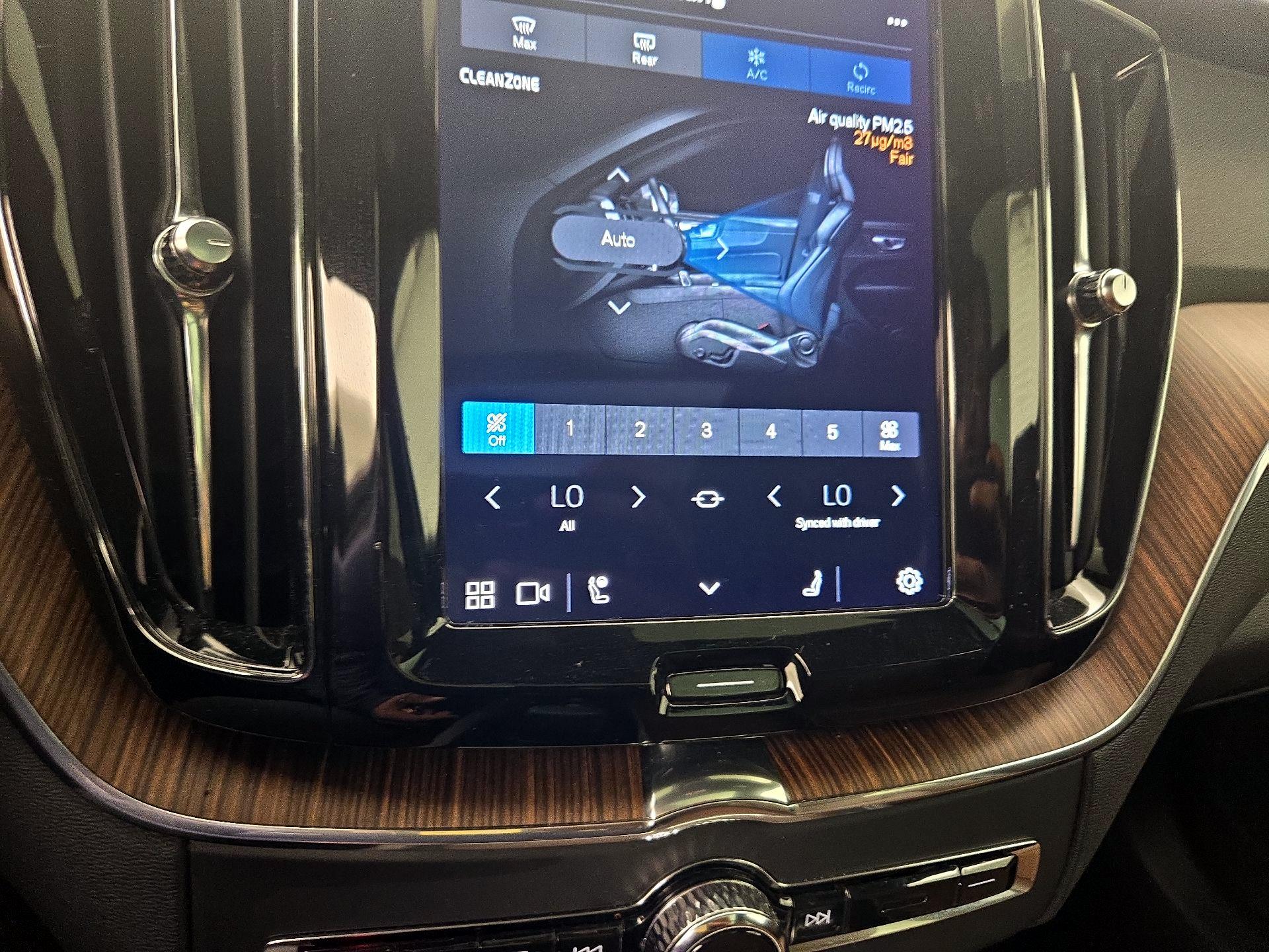 Thumbnail: 2022 Volvo XC60 - 17