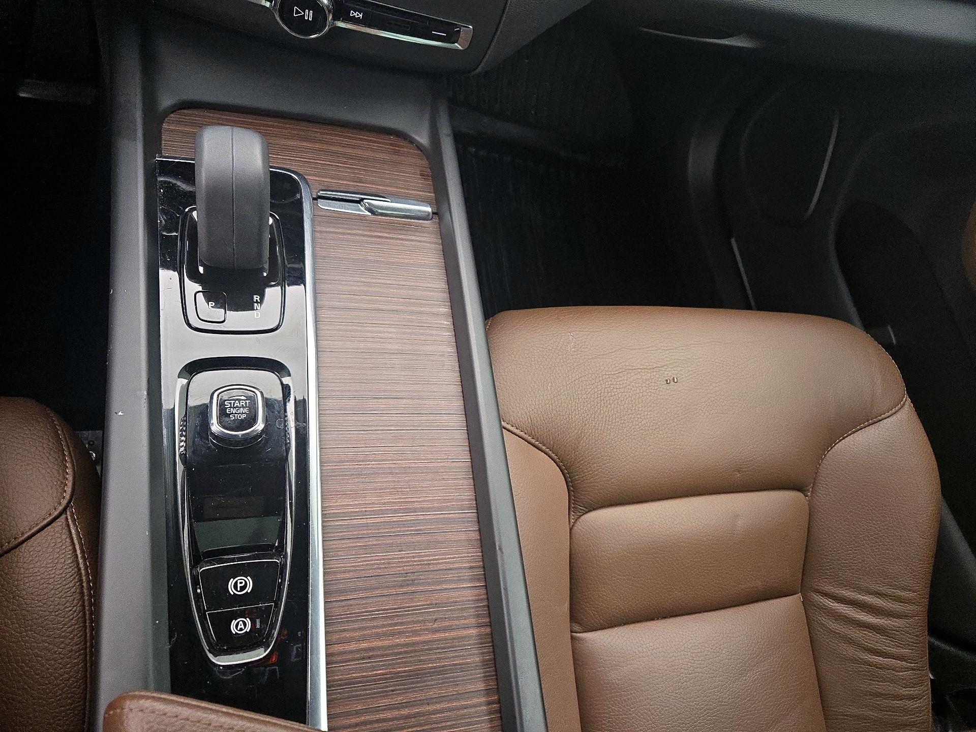 Thumbnail: 2022 Volvo XC60 - 18