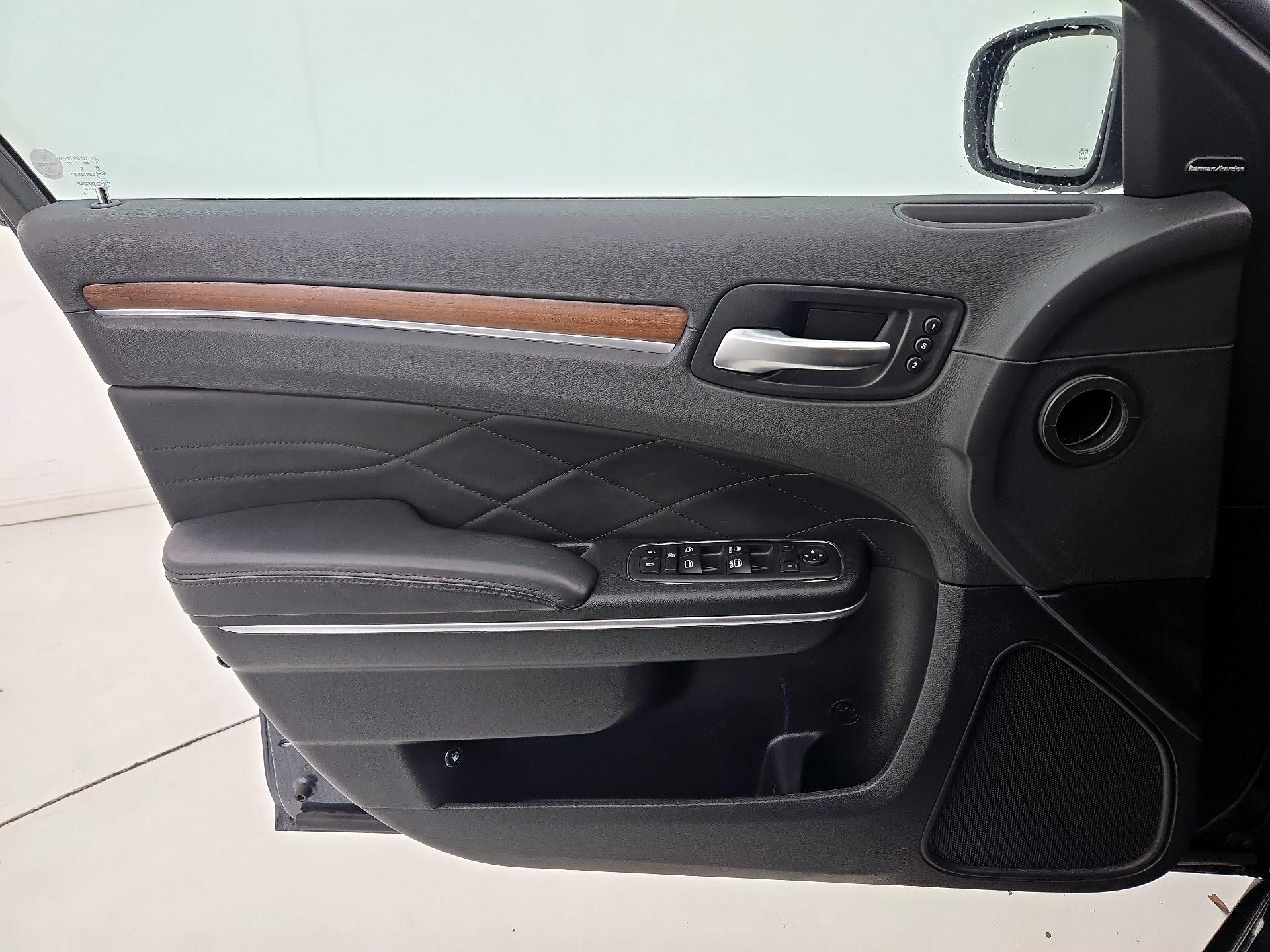 Thumbnail: 2018 Chrysler 300 - 12