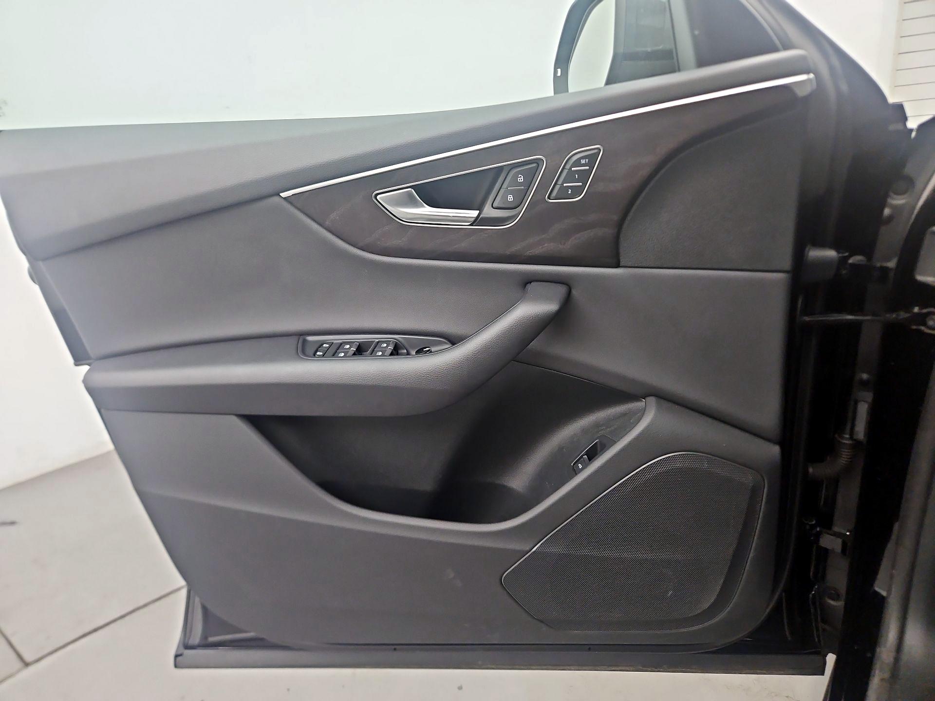 Thumbnail: 2023 Audi Q8 - 12