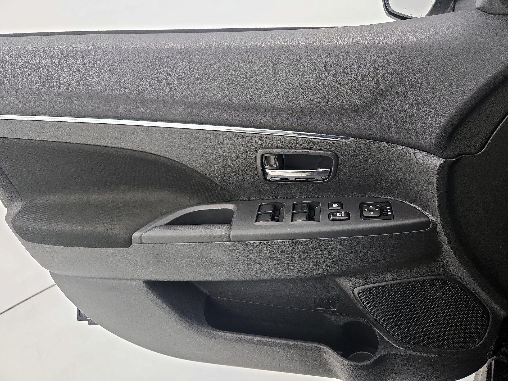 Thumbnail: 2023 Mitsubishi Outlander Sport - 12