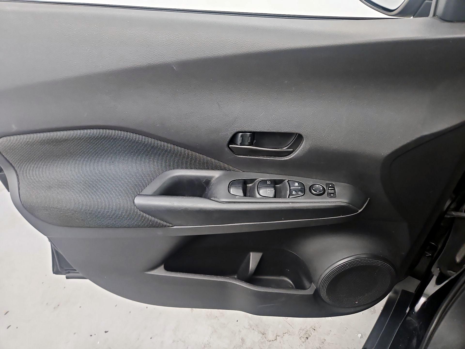 Thumbnail: 2019 Nissan Kicks - 12