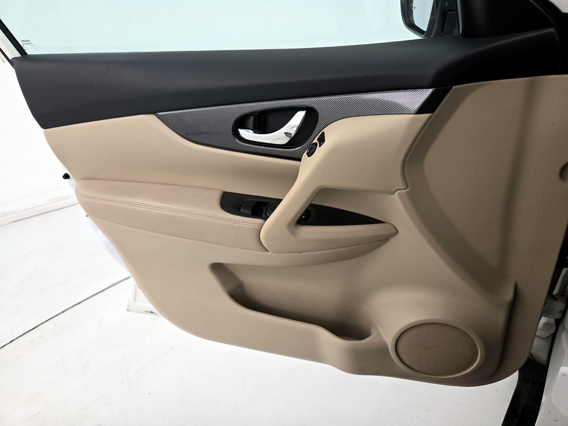 Thumbnail: 2016 Nissan Rogue - 12