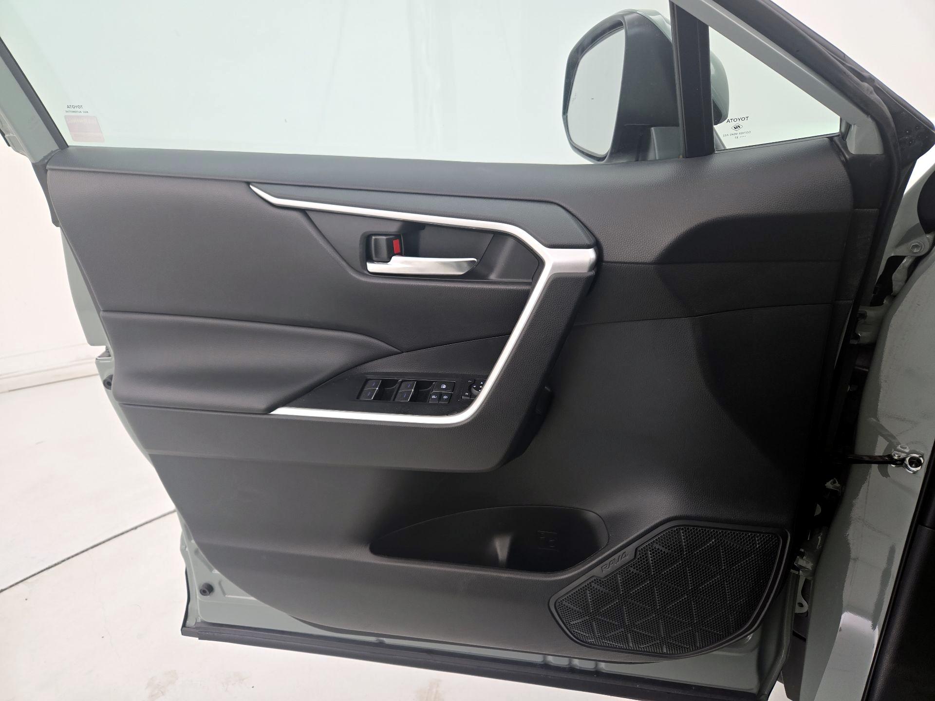 Thumbnail: 2022 Toyota RAV4 - 12