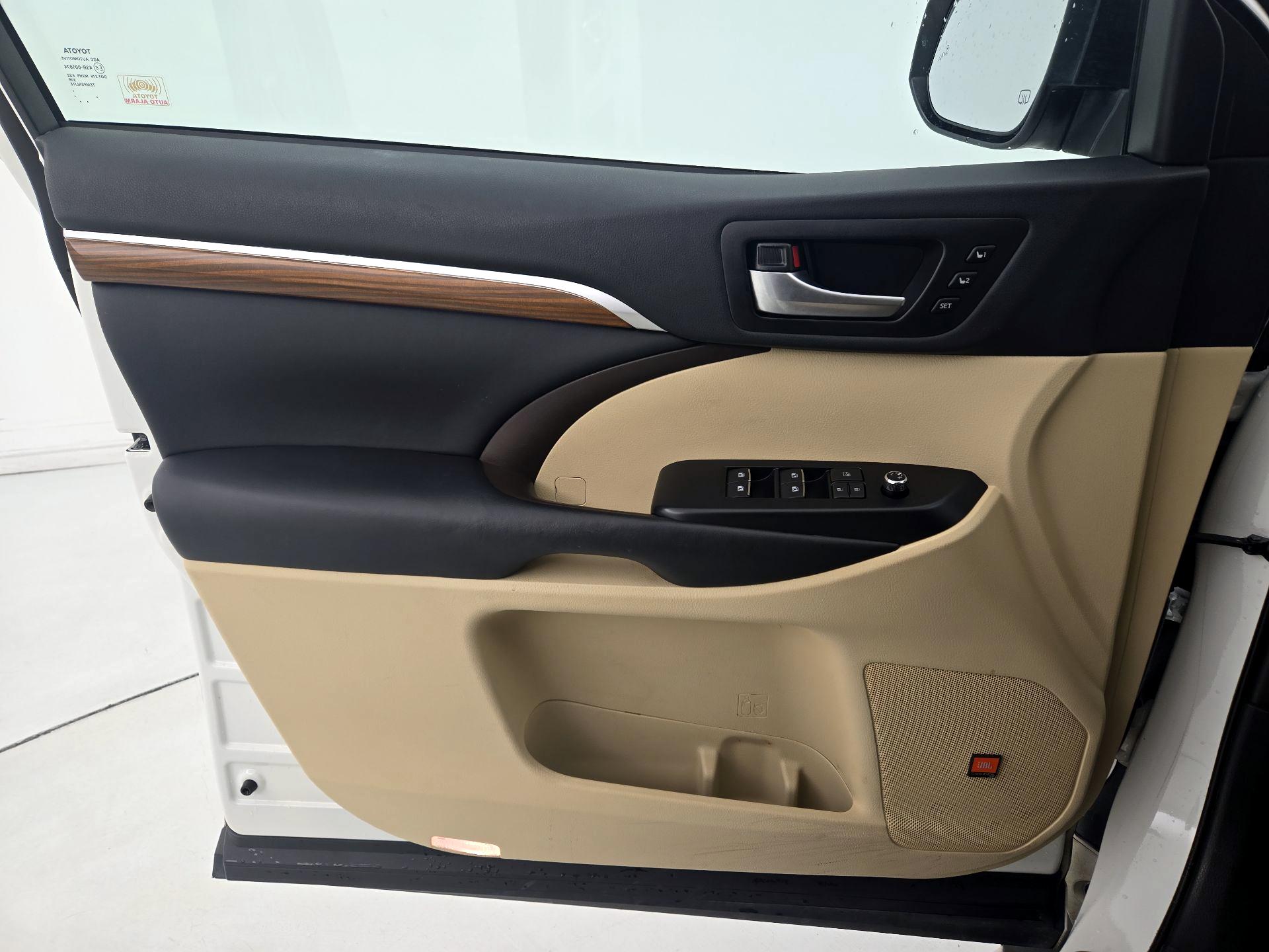 Thumbnail: 2019 Toyota Highlander - 12