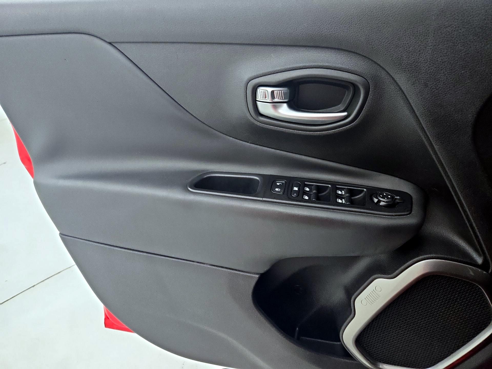 Thumbnail: 2018 Jeep Renegade - 12