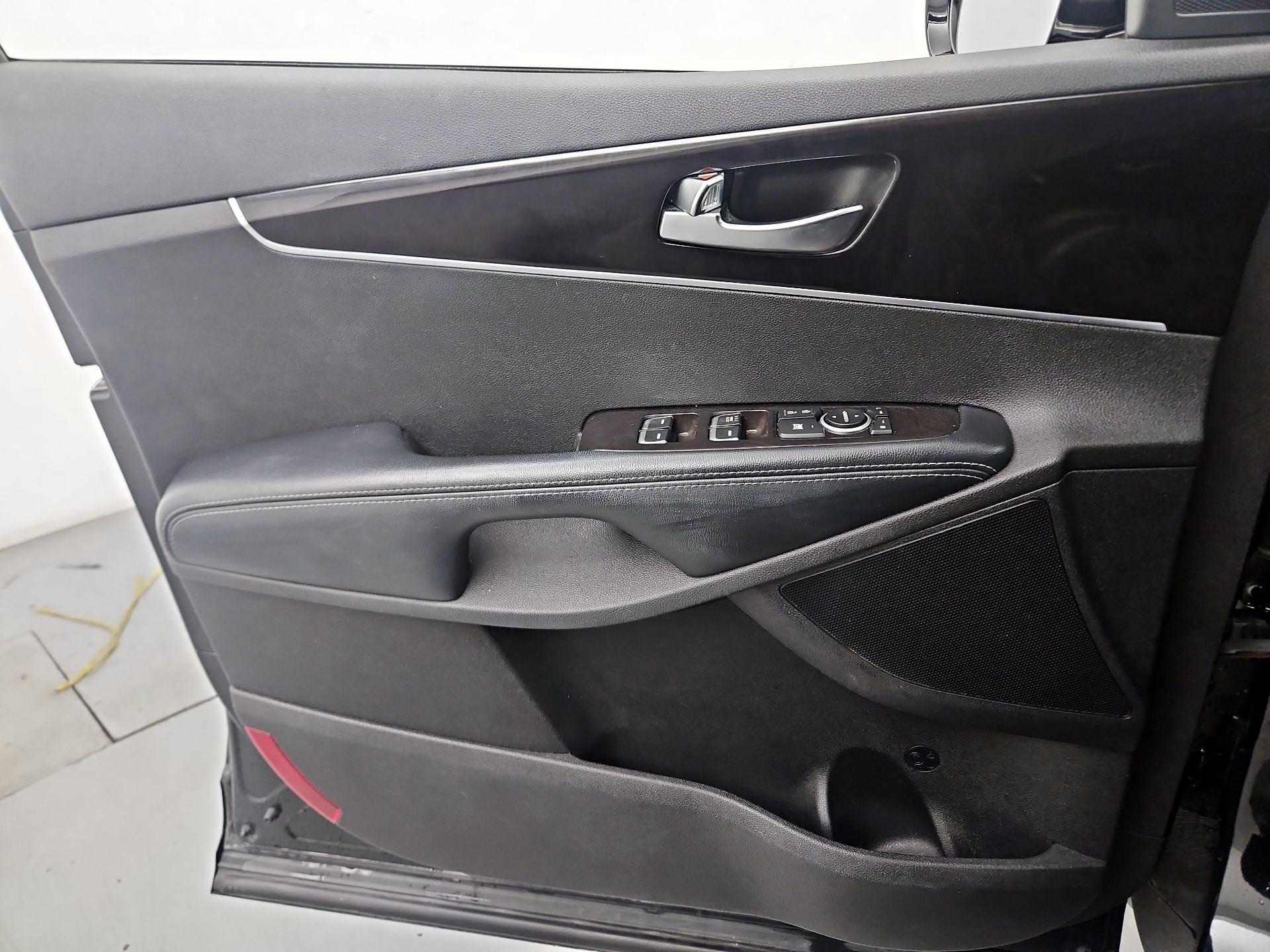 Thumbnail: 2017 Kia Sorento - 12