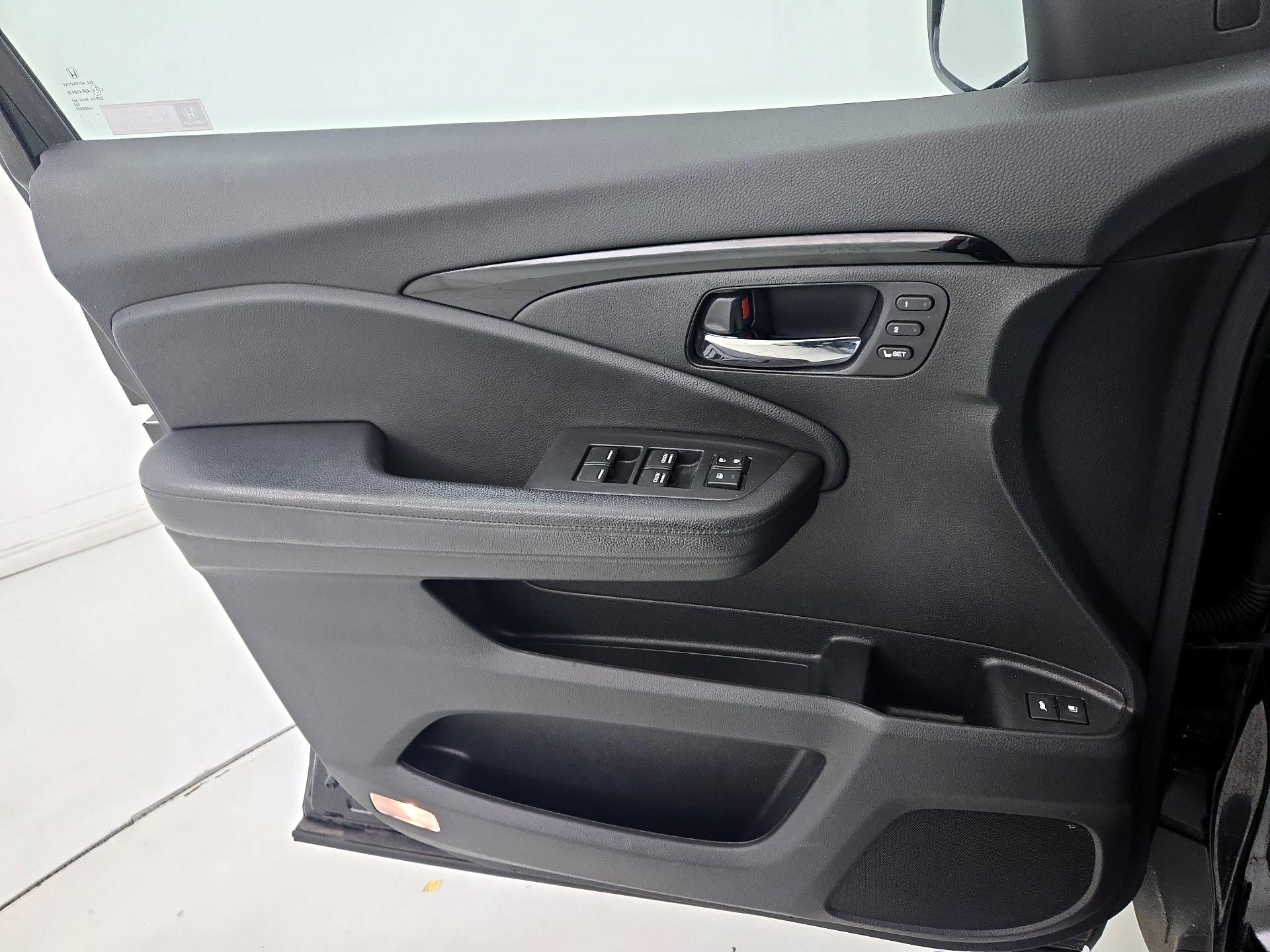 Thumbnail: 2019 Honda Pilot - 12