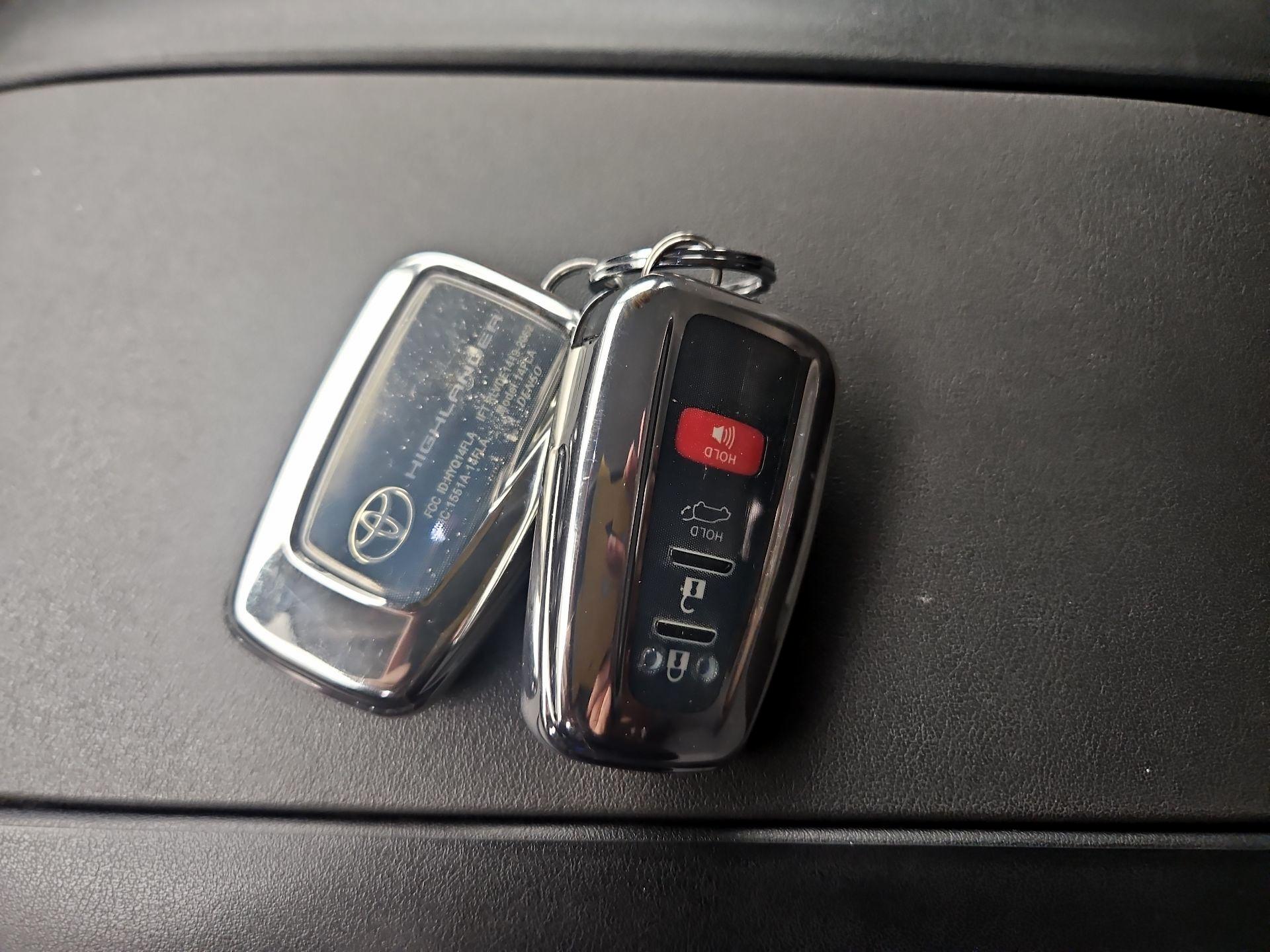 Thumbnail: 2023 Toyota Highlander - 18