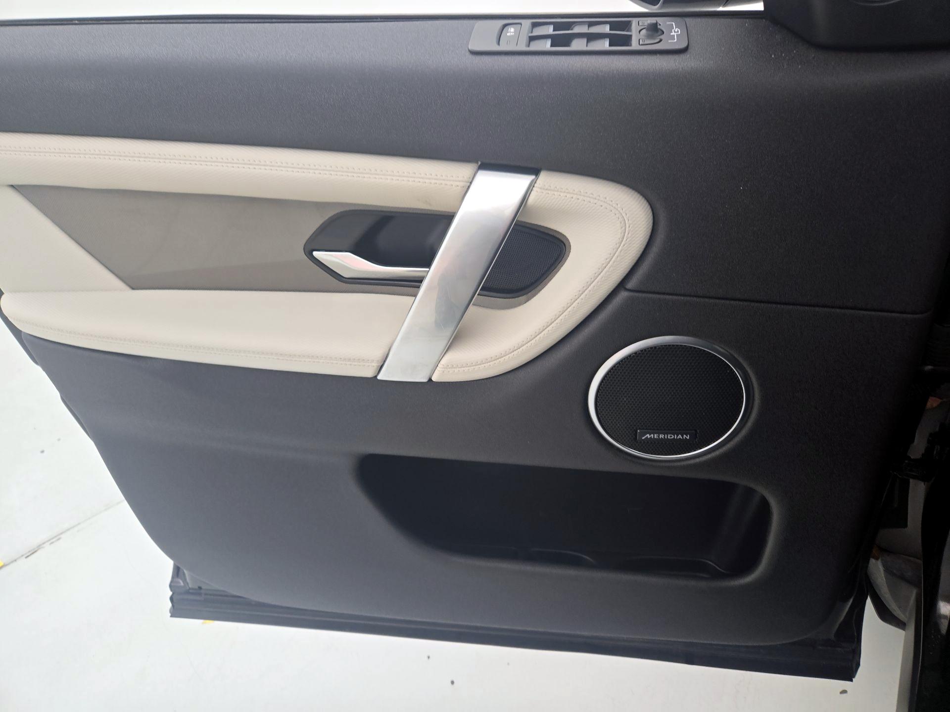 Thumbnail: 2020 Land Rover Discovery Sport - 12