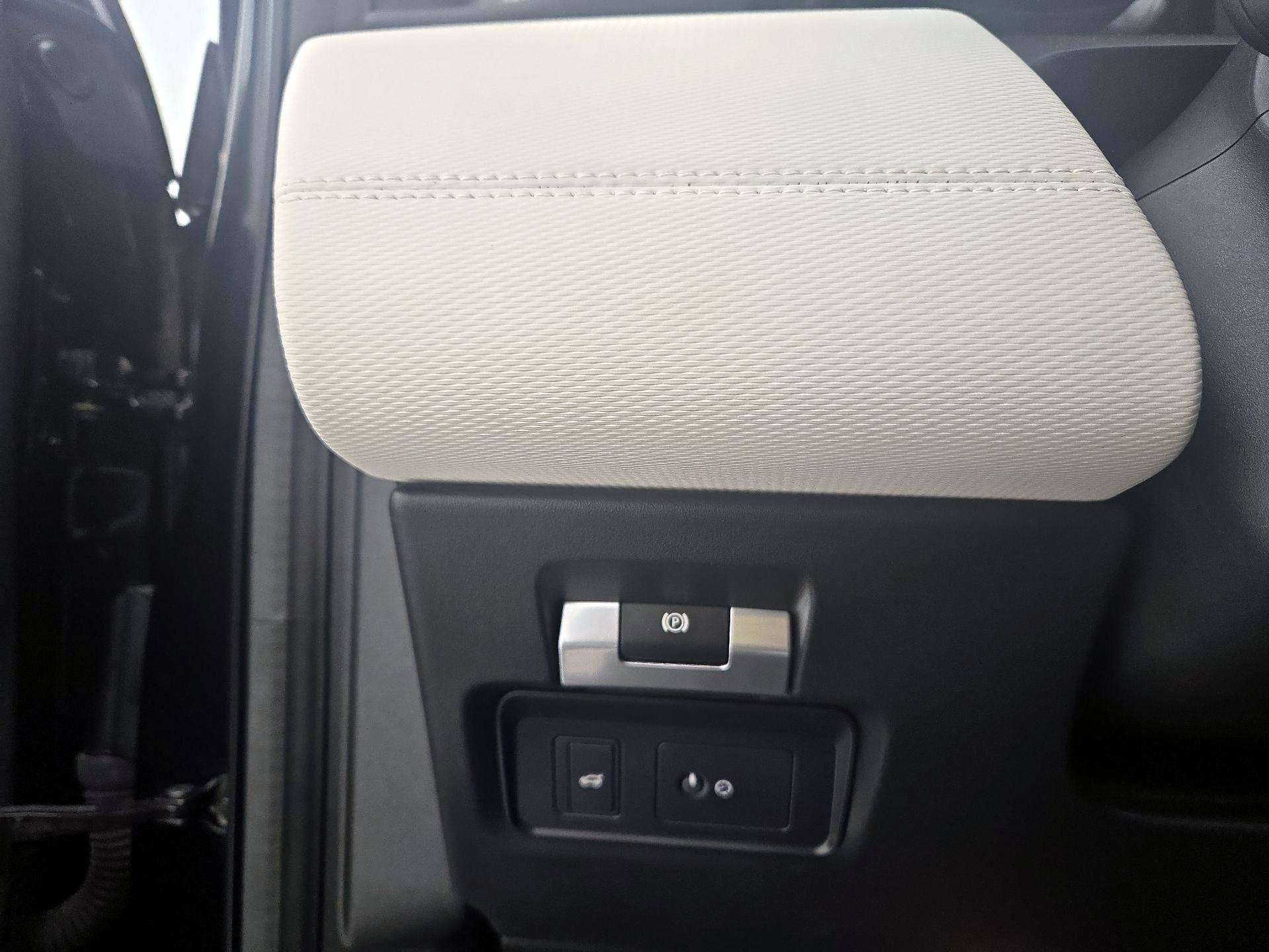 Thumbnail: 2020 Land Rover Discovery Sport - 13