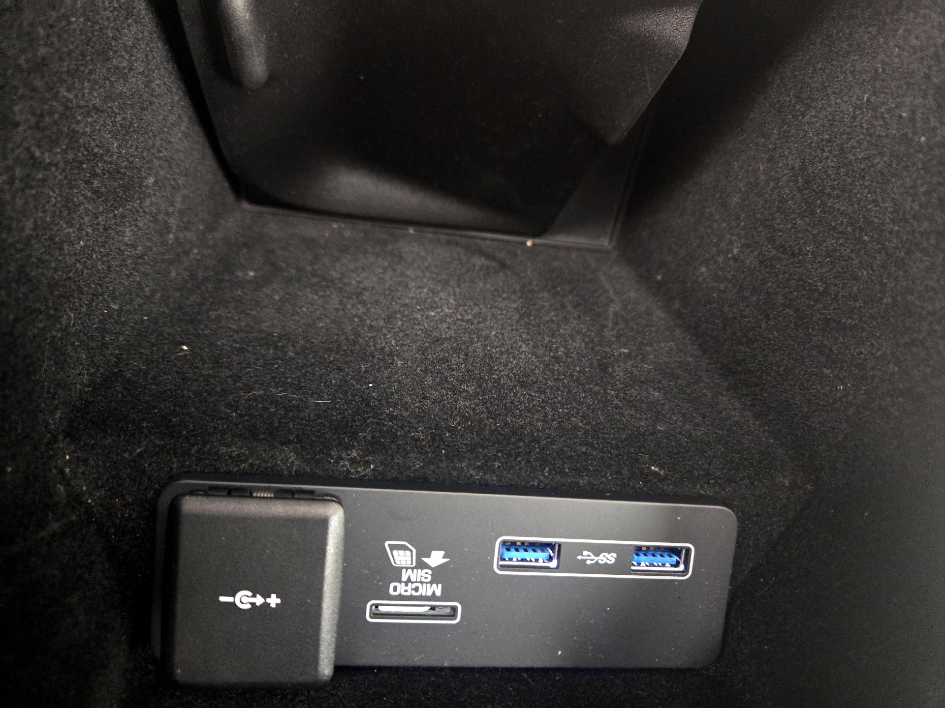 Thumbnail: 2020 Land Rover Discovery Sport - 18