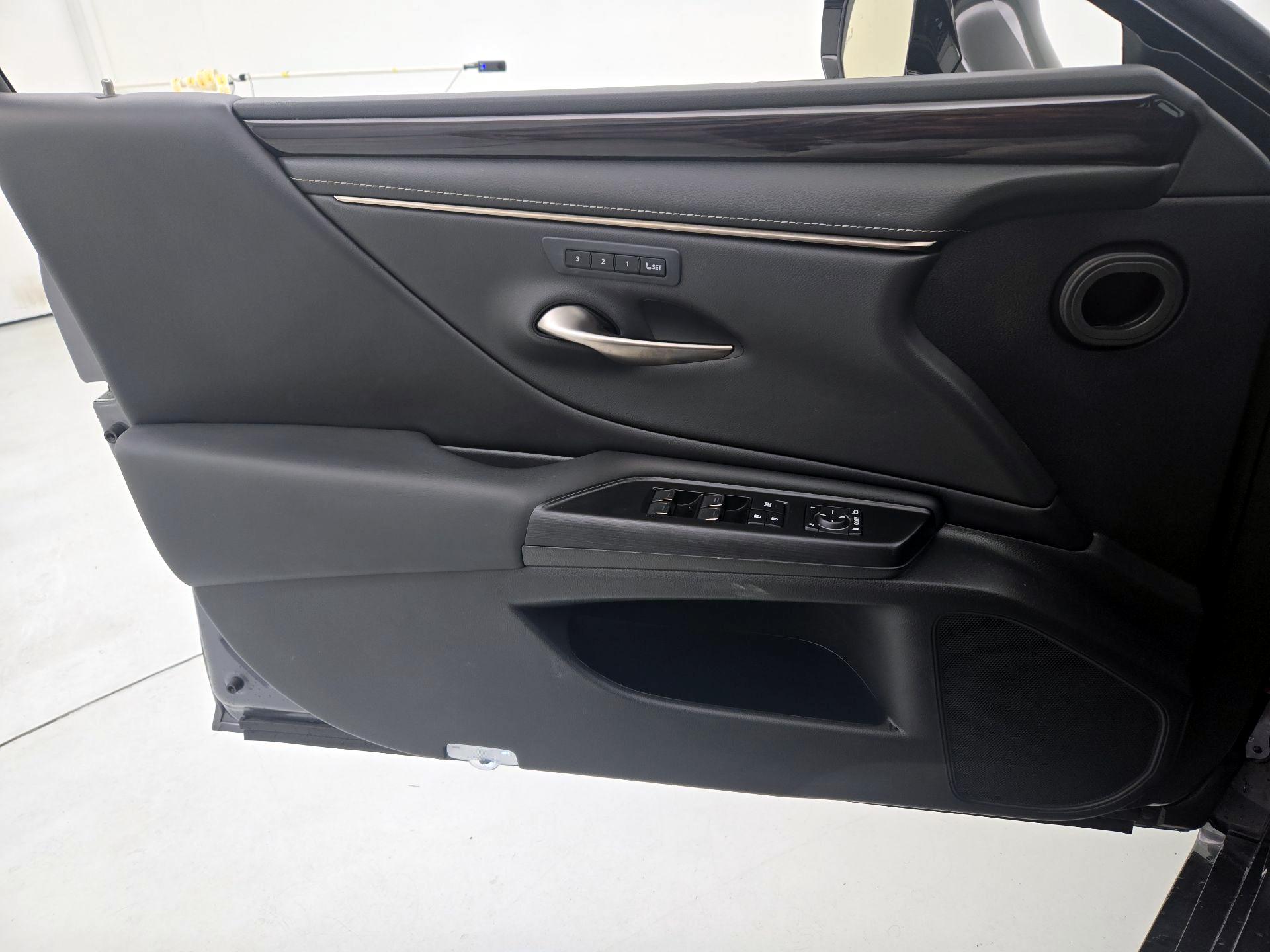 Thumbnail: 2021 Lexus ES - 12