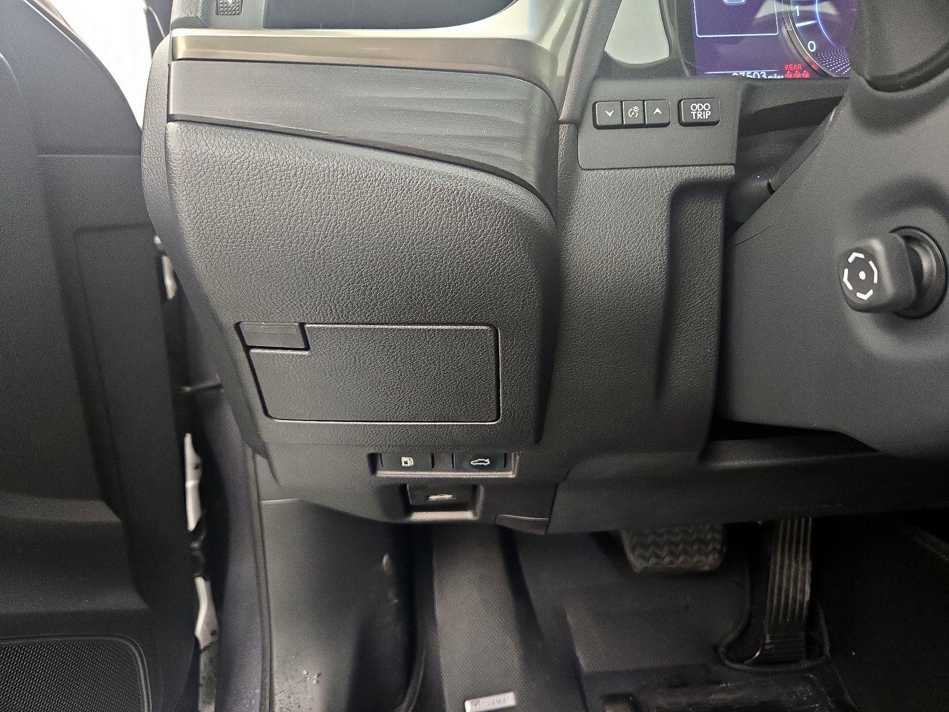 Thumbnail: 2021 Lexus ES - 13