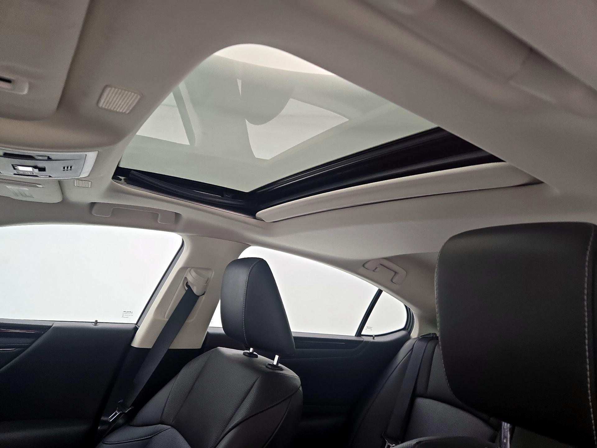 Thumbnail: 2021 Lexus ES - 20