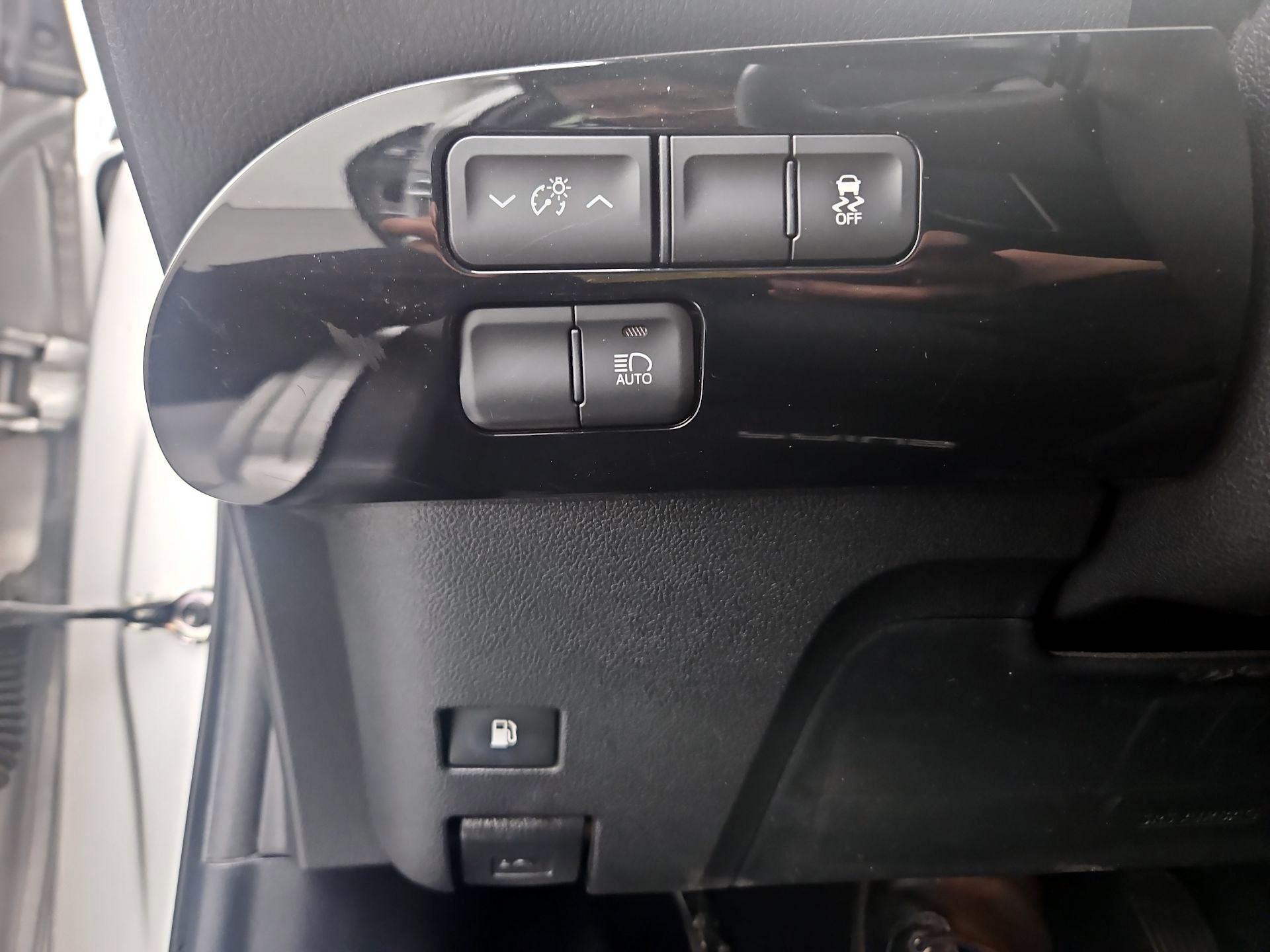 Thumbnail: 2017 Toyota Prius - 13