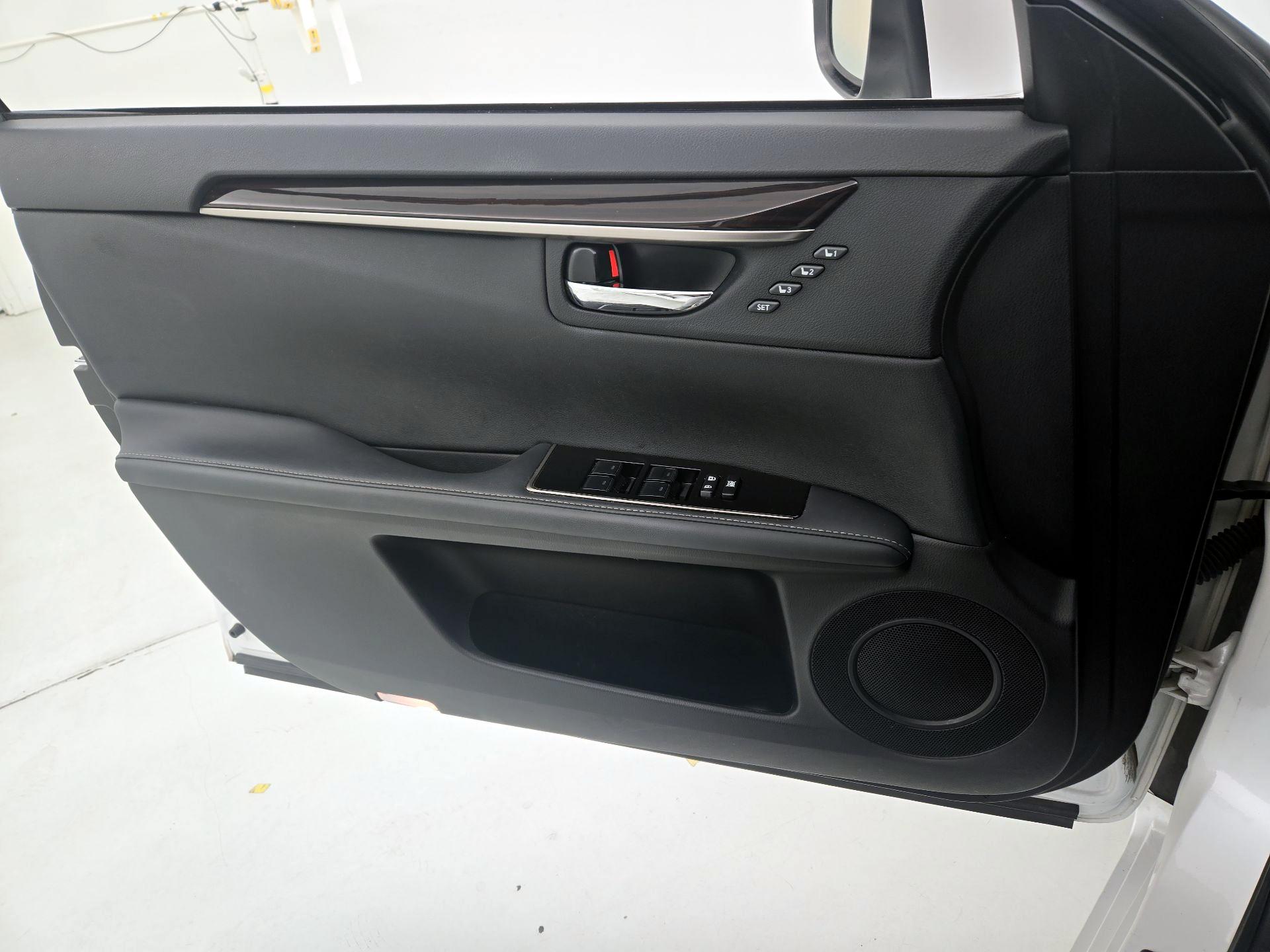 Thumbnail: 2018 Lexus ES - 12