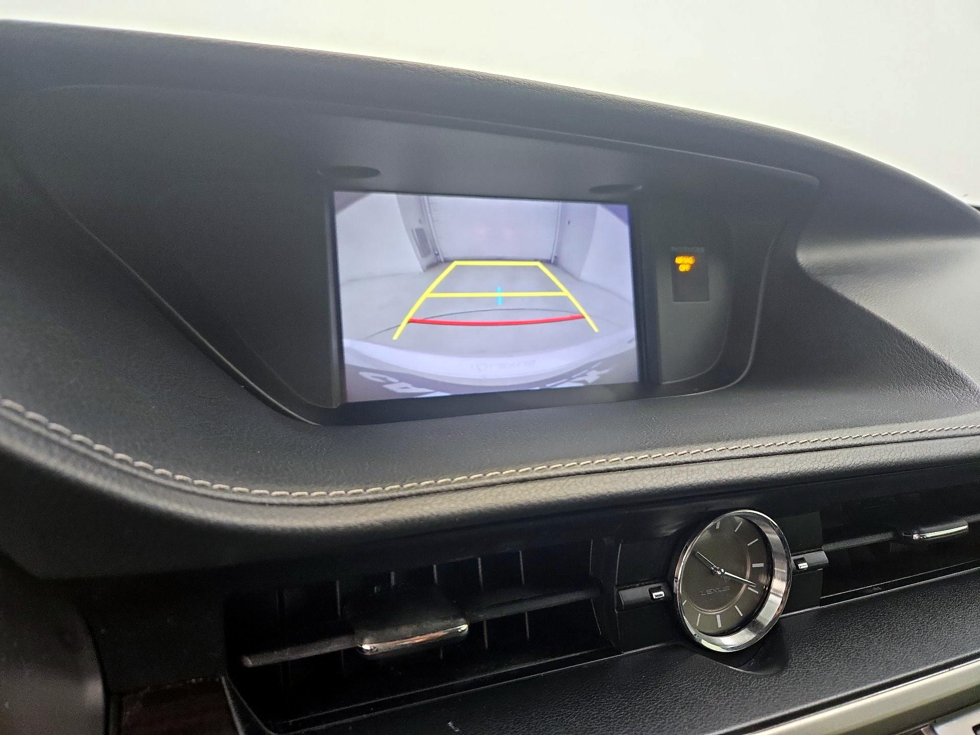 Thumbnail: 2018 Lexus ES - 15