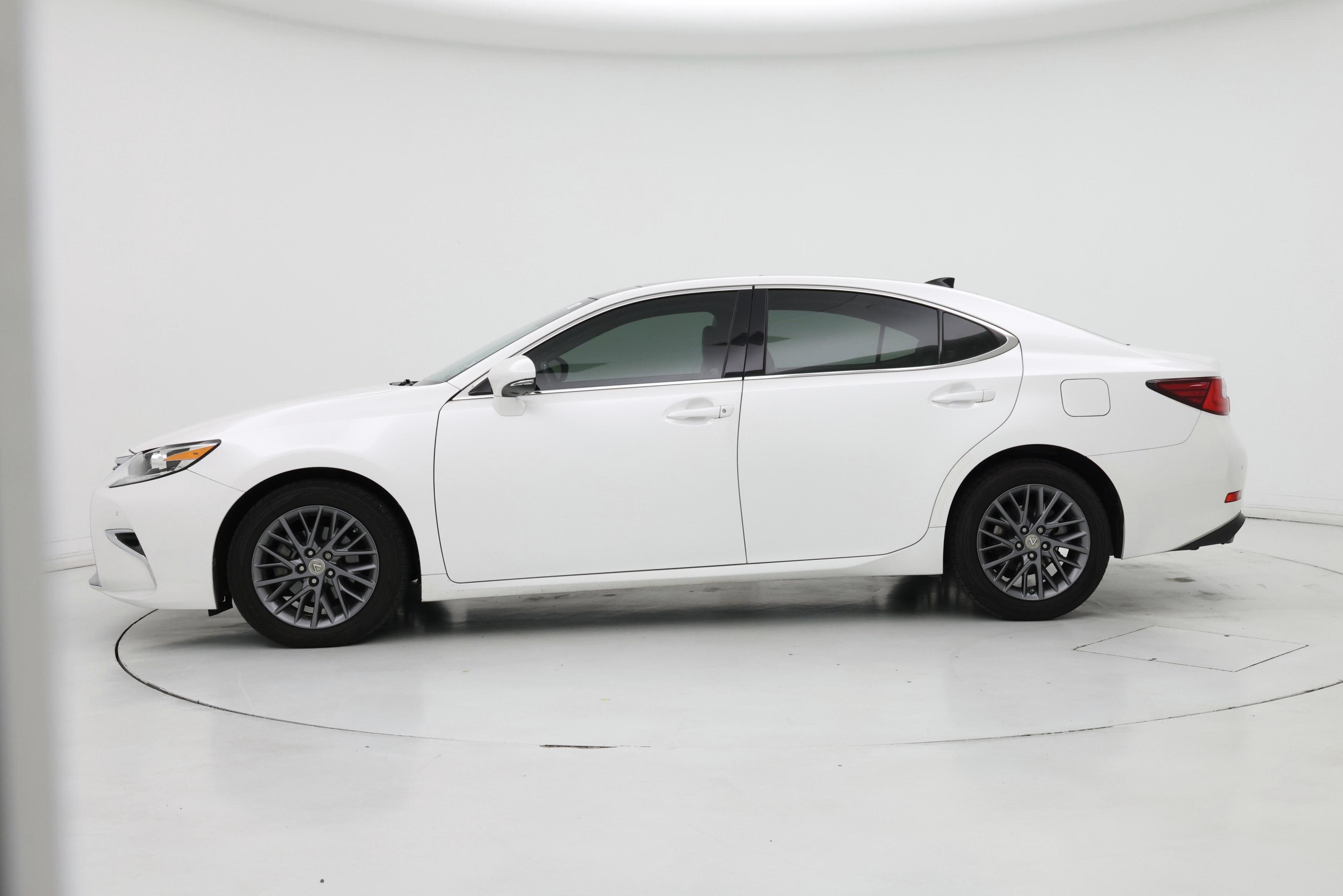 Thumbnail: 2018 Lexus ES - 3