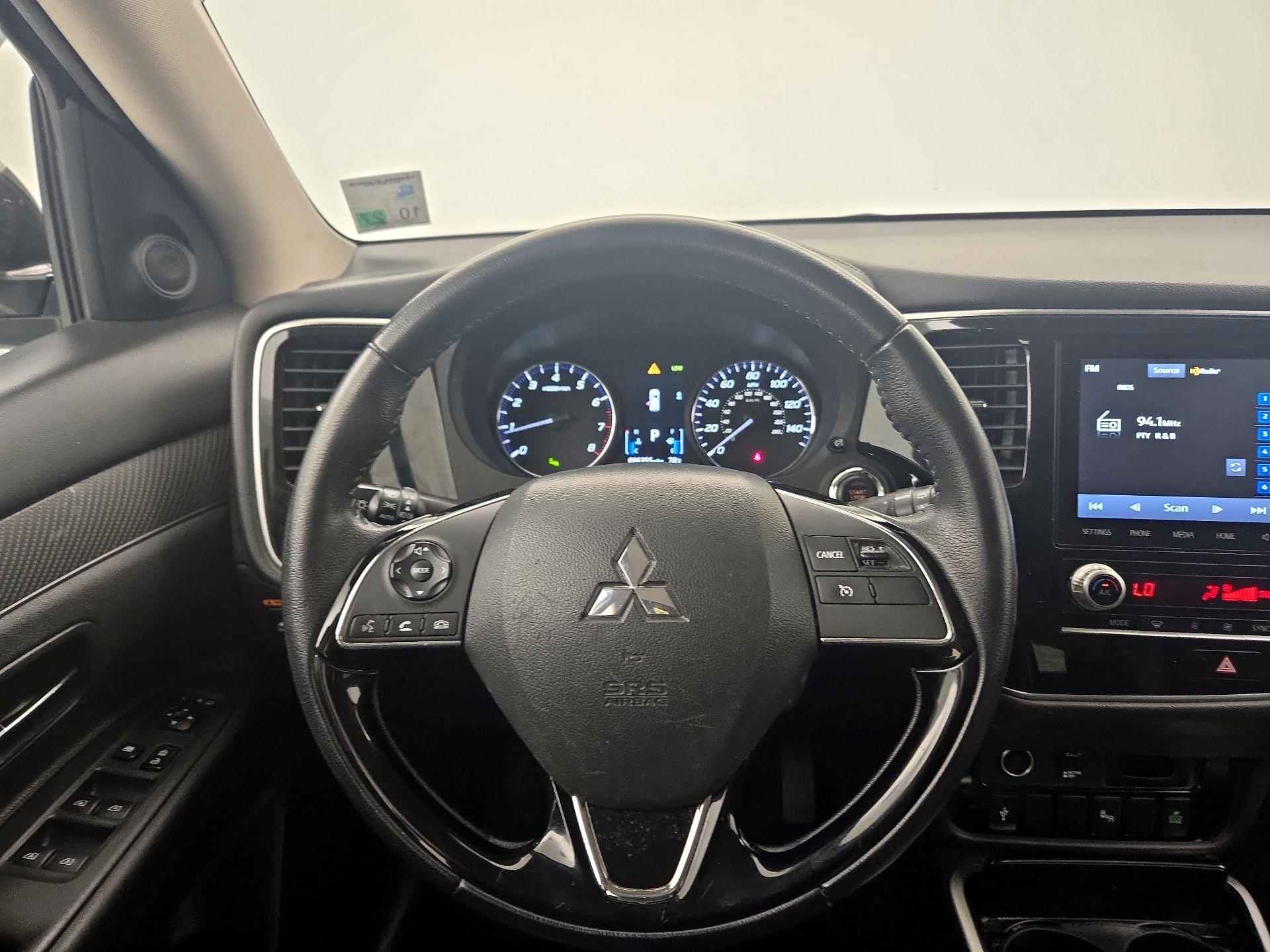 Thumbnail: 2020 Mitsubishi Outlander - 10