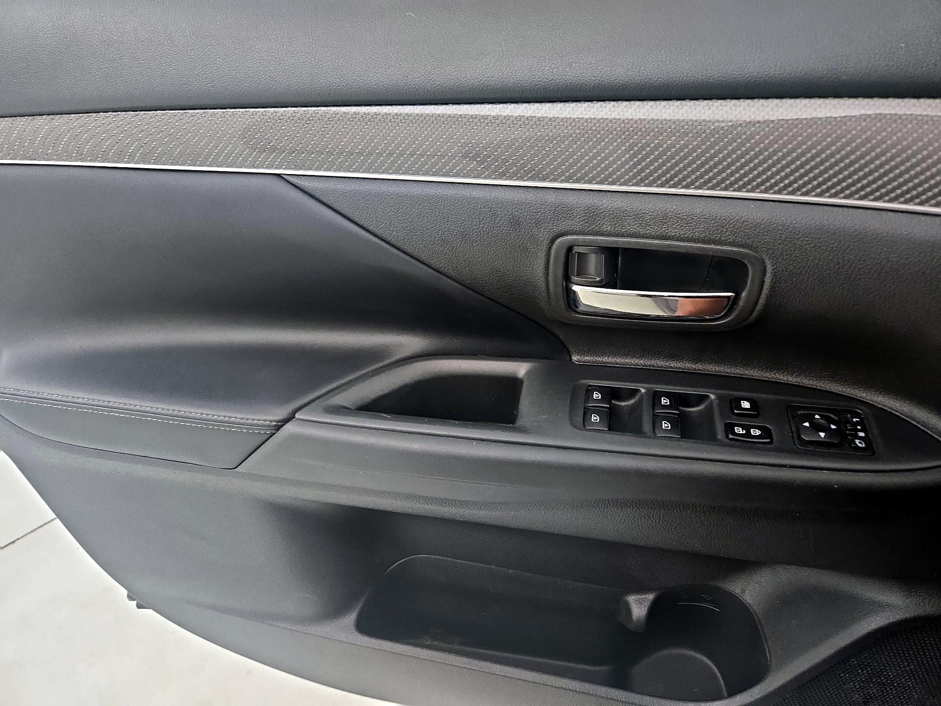 Thumbnail: 2020 Mitsubishi Outlander - 12